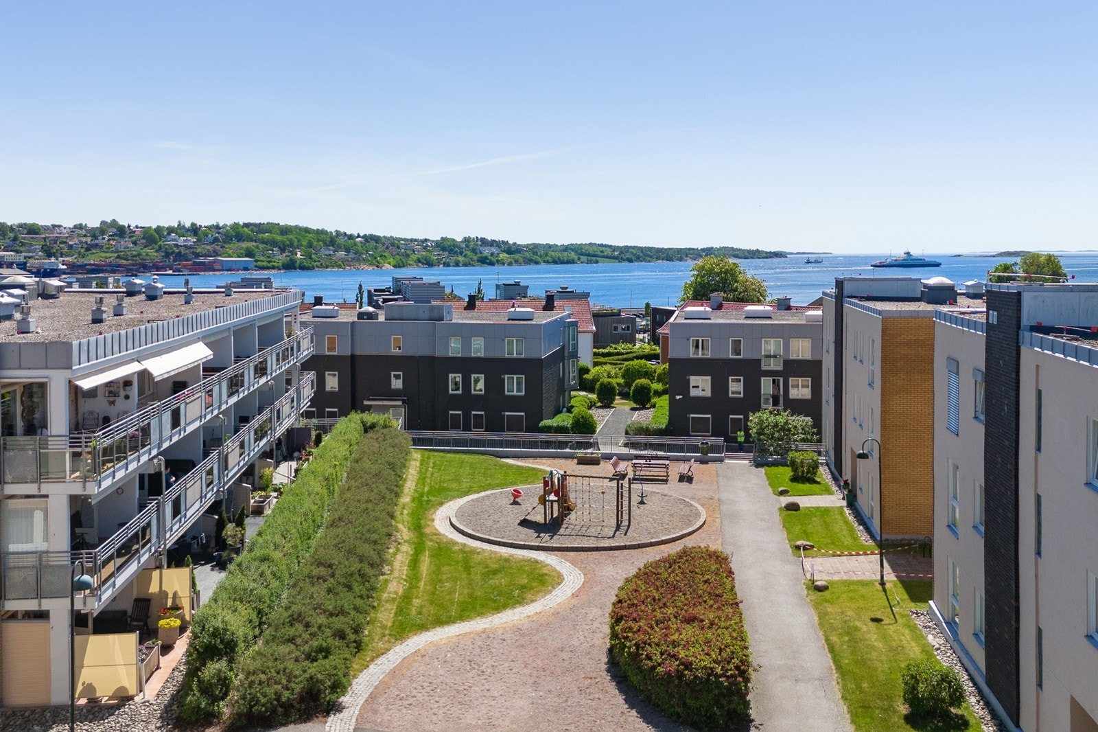 Felles uteområder er innbydende og pent opparbeidet med plen, beplantning, lekestativer og asfalterte internveier. Galleribilde