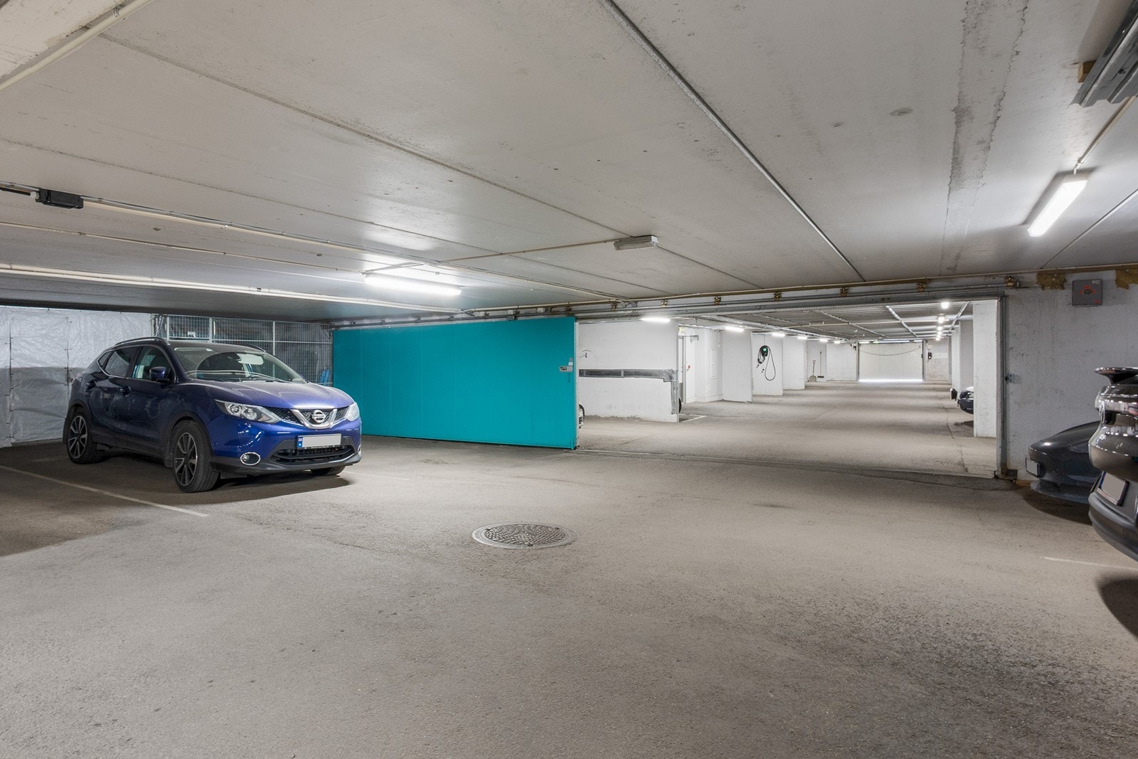 Det medfølger parkering i garasjeanlegg med heis til alle etasjer. Det er mulighet for å installere elbillader ved behov. Galleribilde