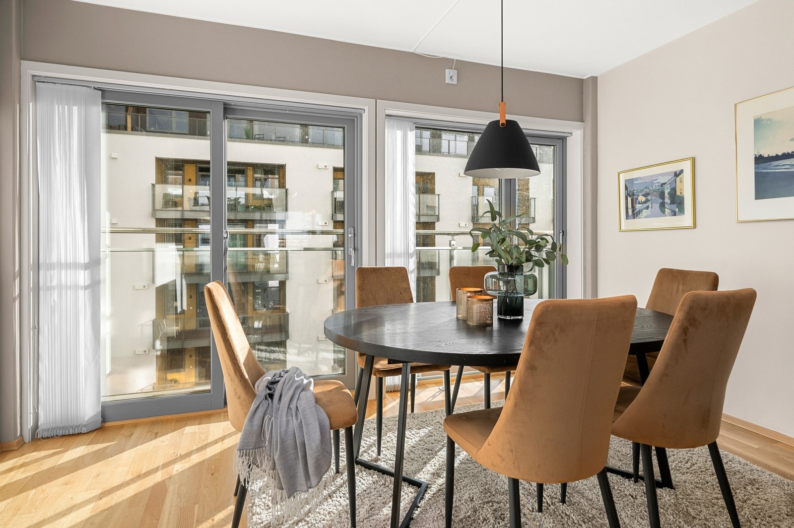 I tillegg store vindusflater som sikrer gjennomlys, er det en fransk balkong. Galleribilde
