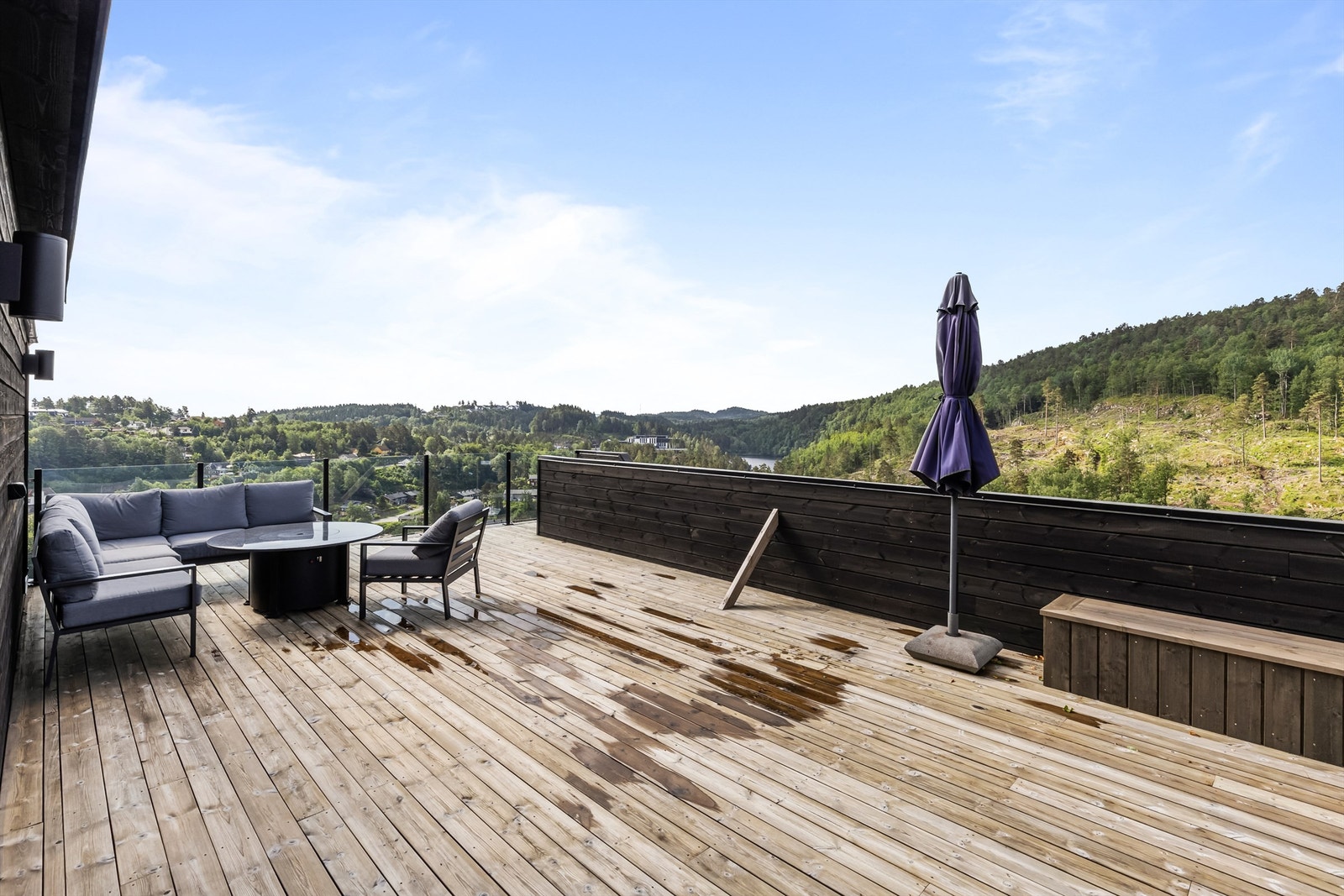 Stor takterrasse med sol fra morgen til kveld. Glassrekkverk mot utsikten. Galleribilde