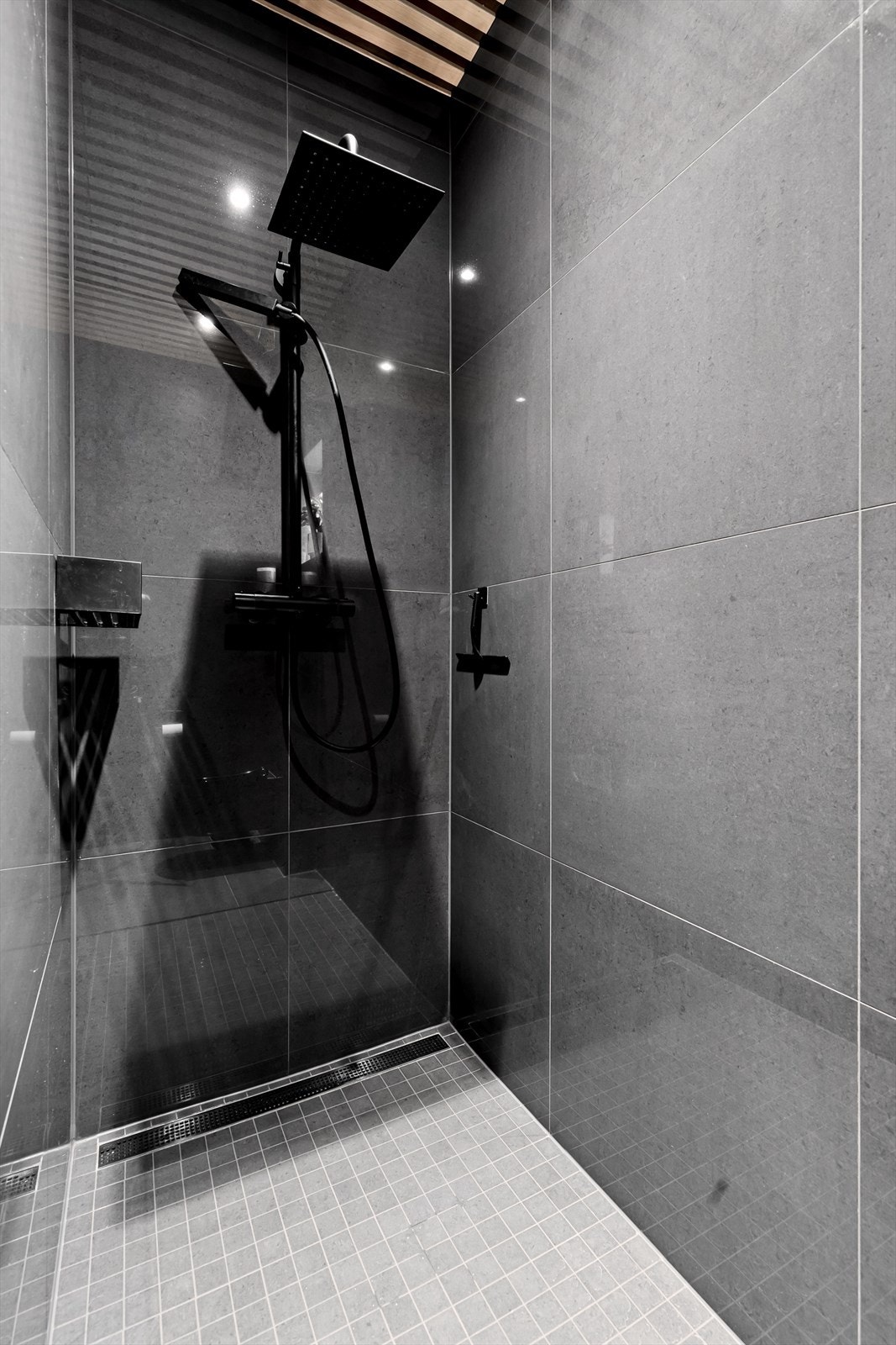 Bad i 2. etasje med dusj, wc og servant. Galleribilde