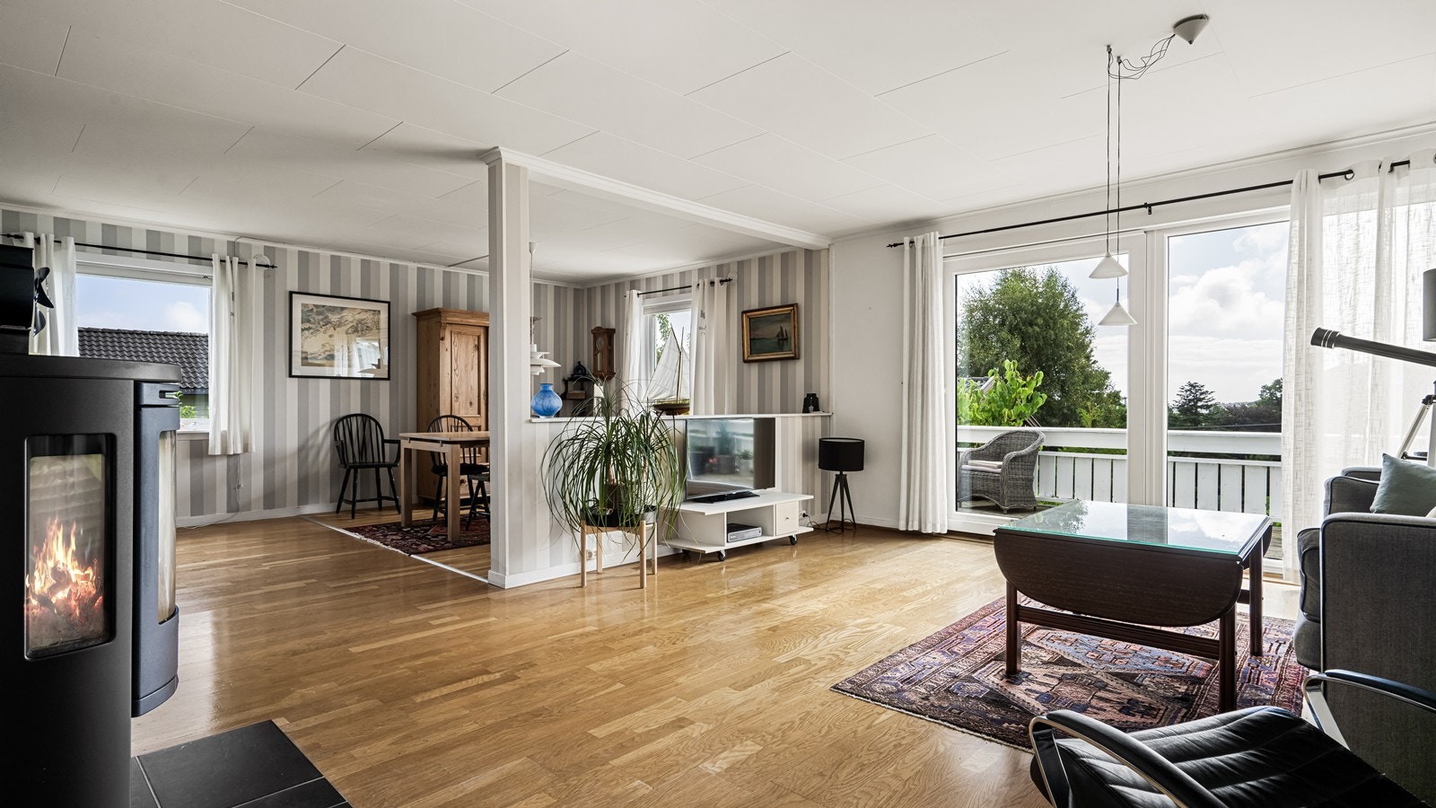 Romslig stue der to opprinnelige soverom nå har blitt inntatt i stuen Galleribilde