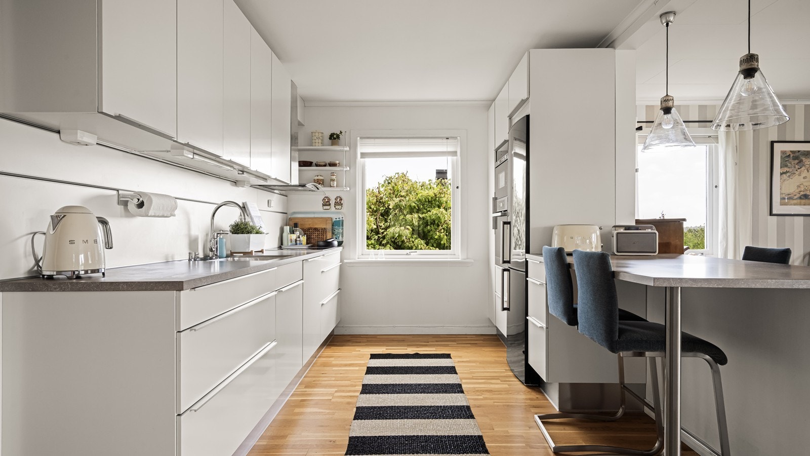 Hyggelig kjøkkenøy med plass til stoler - perfekt til den kjappe frokosten Galleribilde