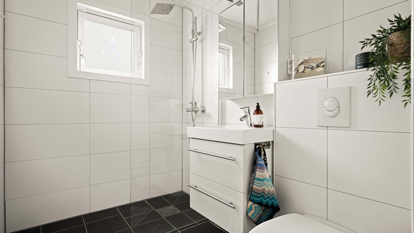 Her er det dusjnisje - vegghengt wc og varmekabler Galleribilde