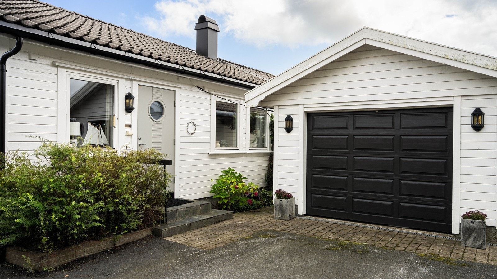 Garasje rett ved inngangsparti Galleribilde