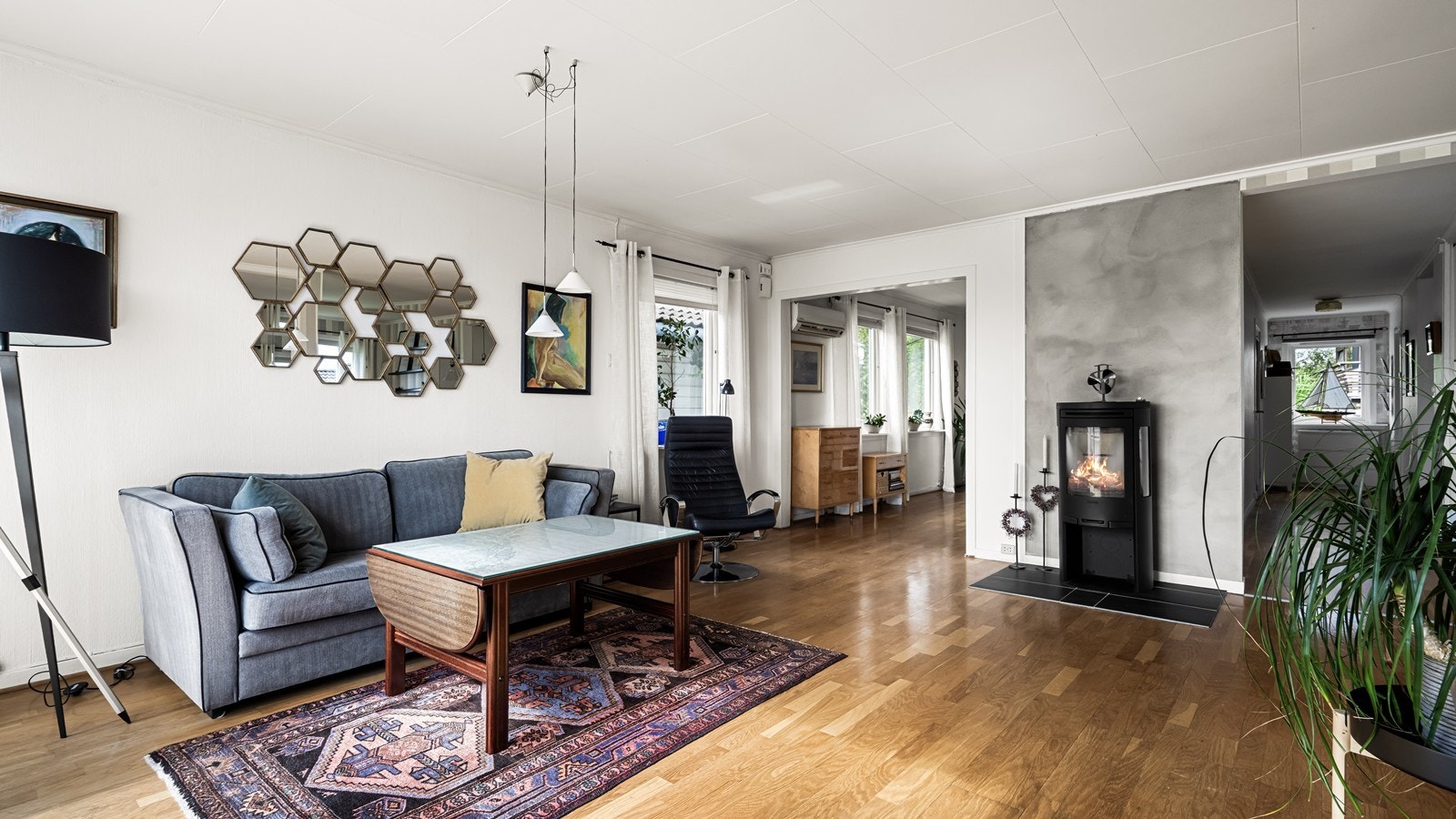 I stuen er det vedovn og utgang til hagen Galleribilde