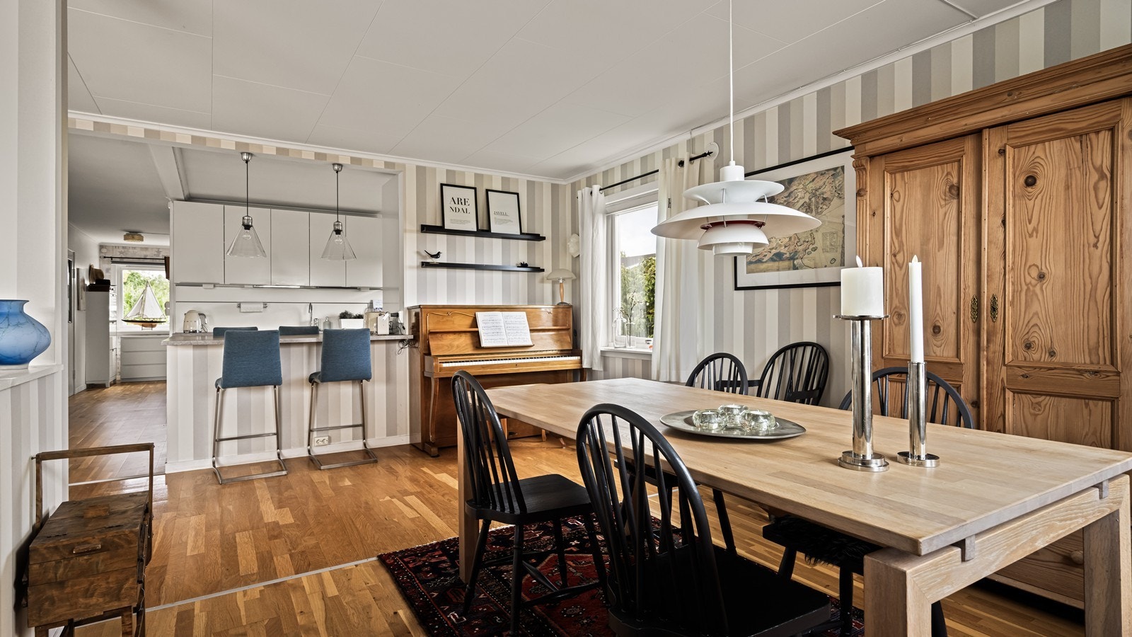 God plass til spisebord rett ved kjøkkenet Galleribilde