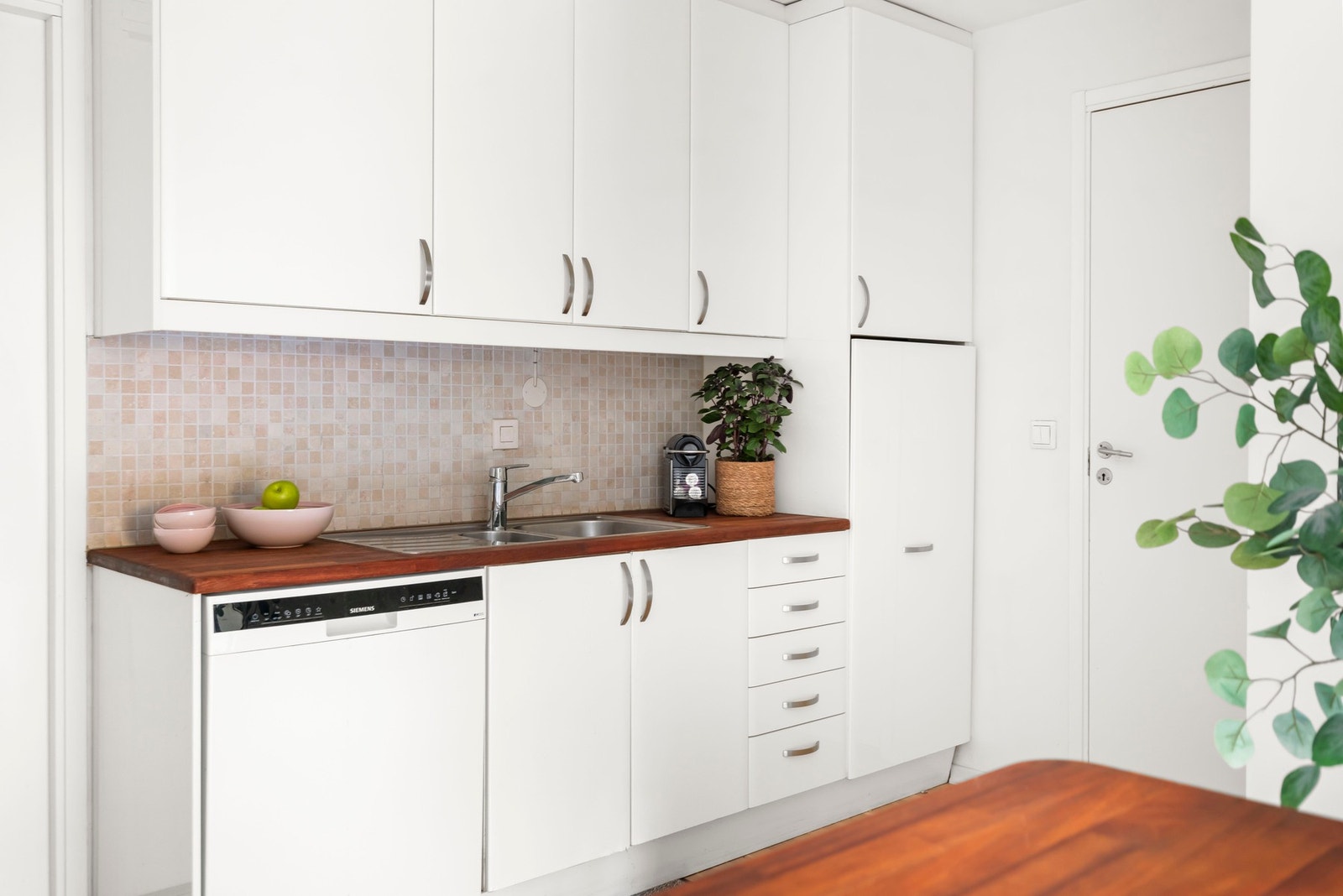 Et praktisk kjøkken som har godt med benkeplass og ovn i armhøyde. Benkeplaten er heltre og kan enkelt pusses Galleribilde