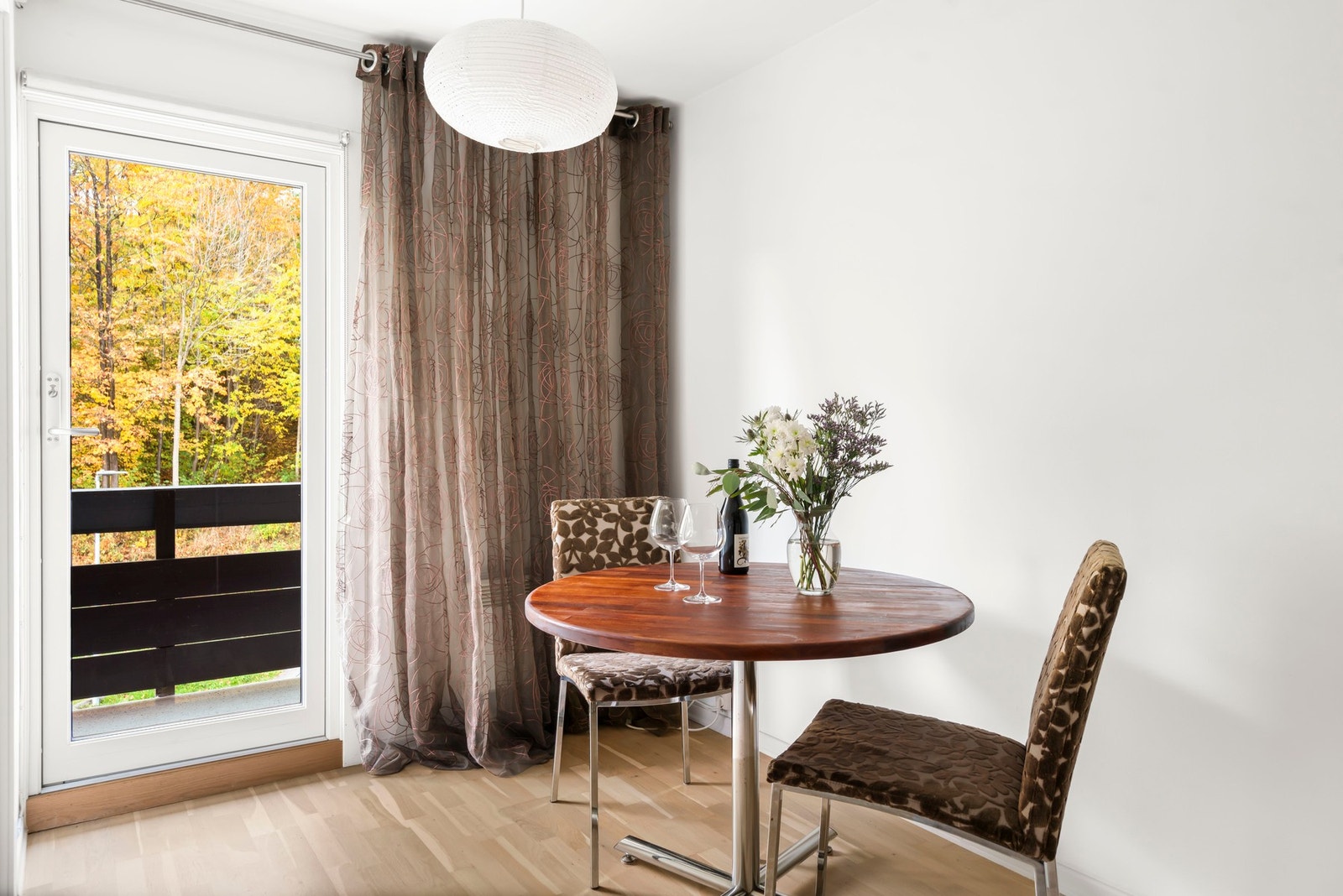 Fra kjøkken er det tilgang til balkong mot bakhage Galleribilde