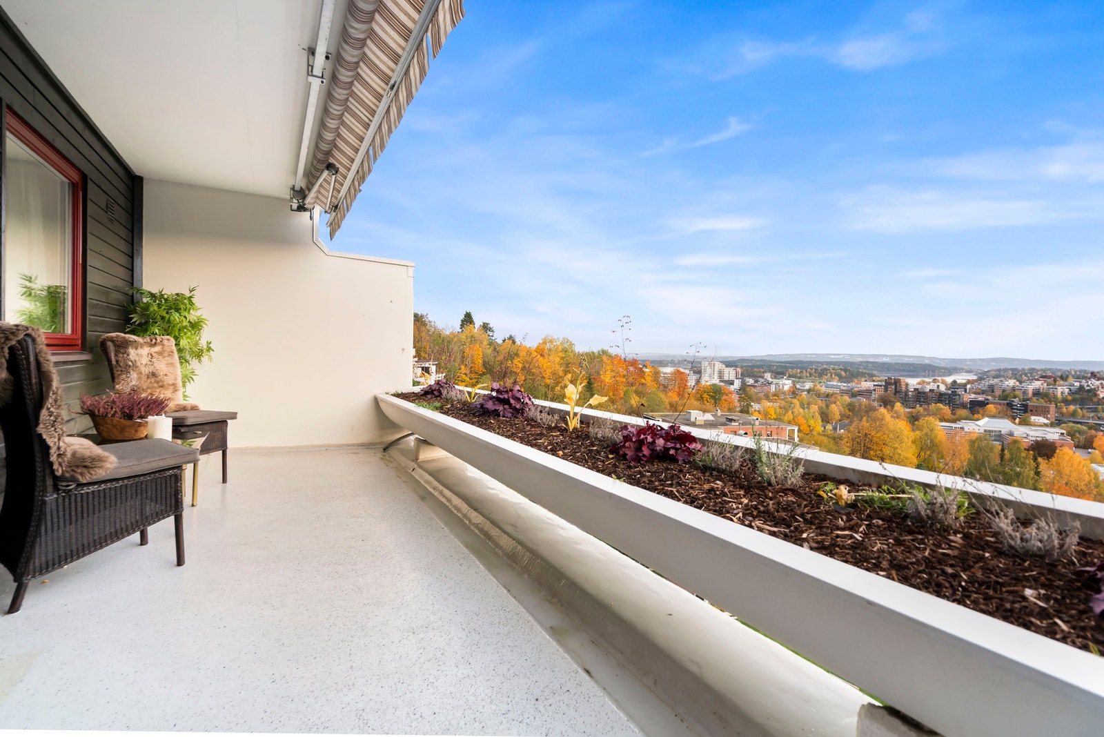 Romslig terrasse med god plass til utemøblering Galleribilde