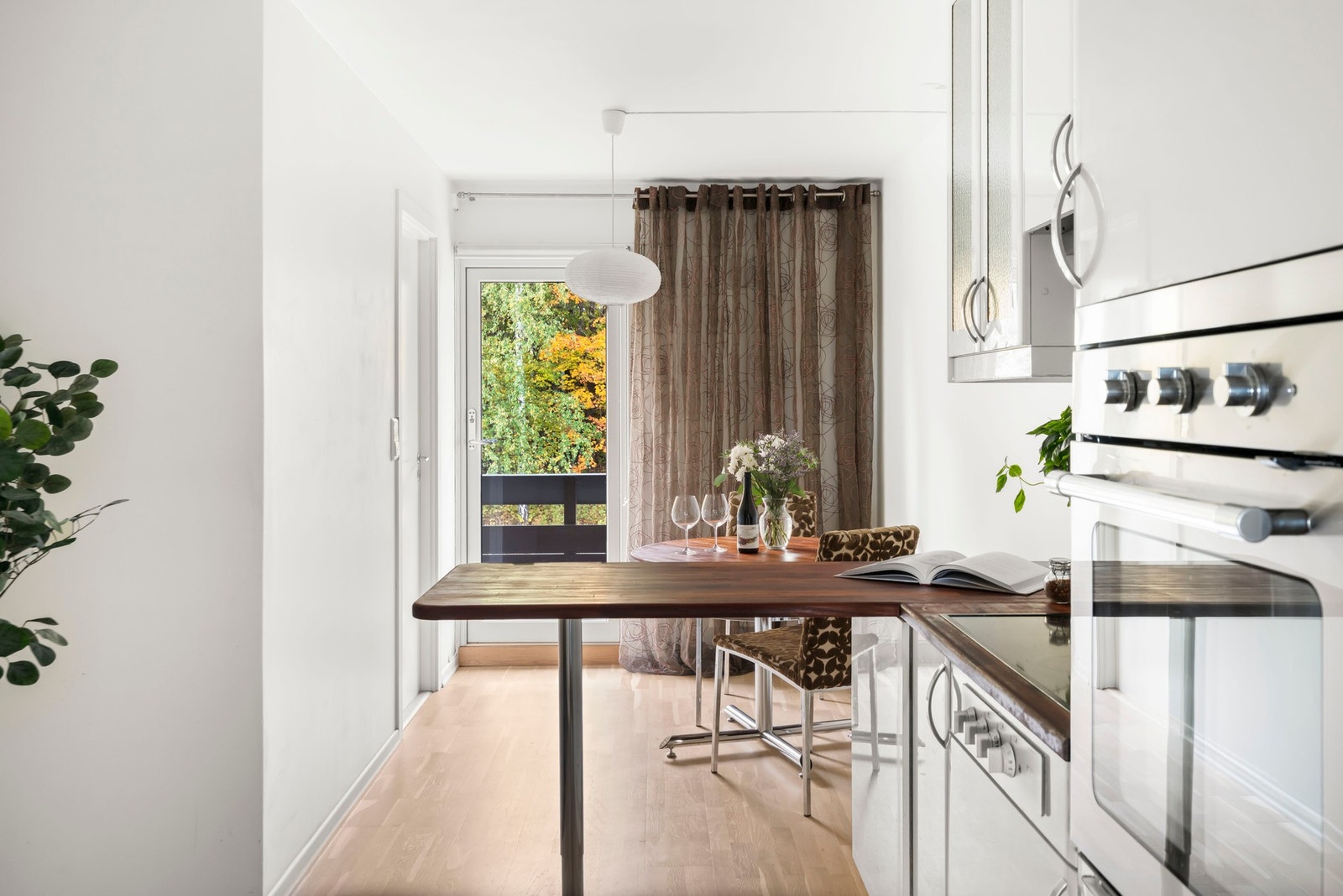 Kjøkkenet ligger i en egen sone så du kan holde matlaging adskilt, men her er det også egen spisestue Galleribilde