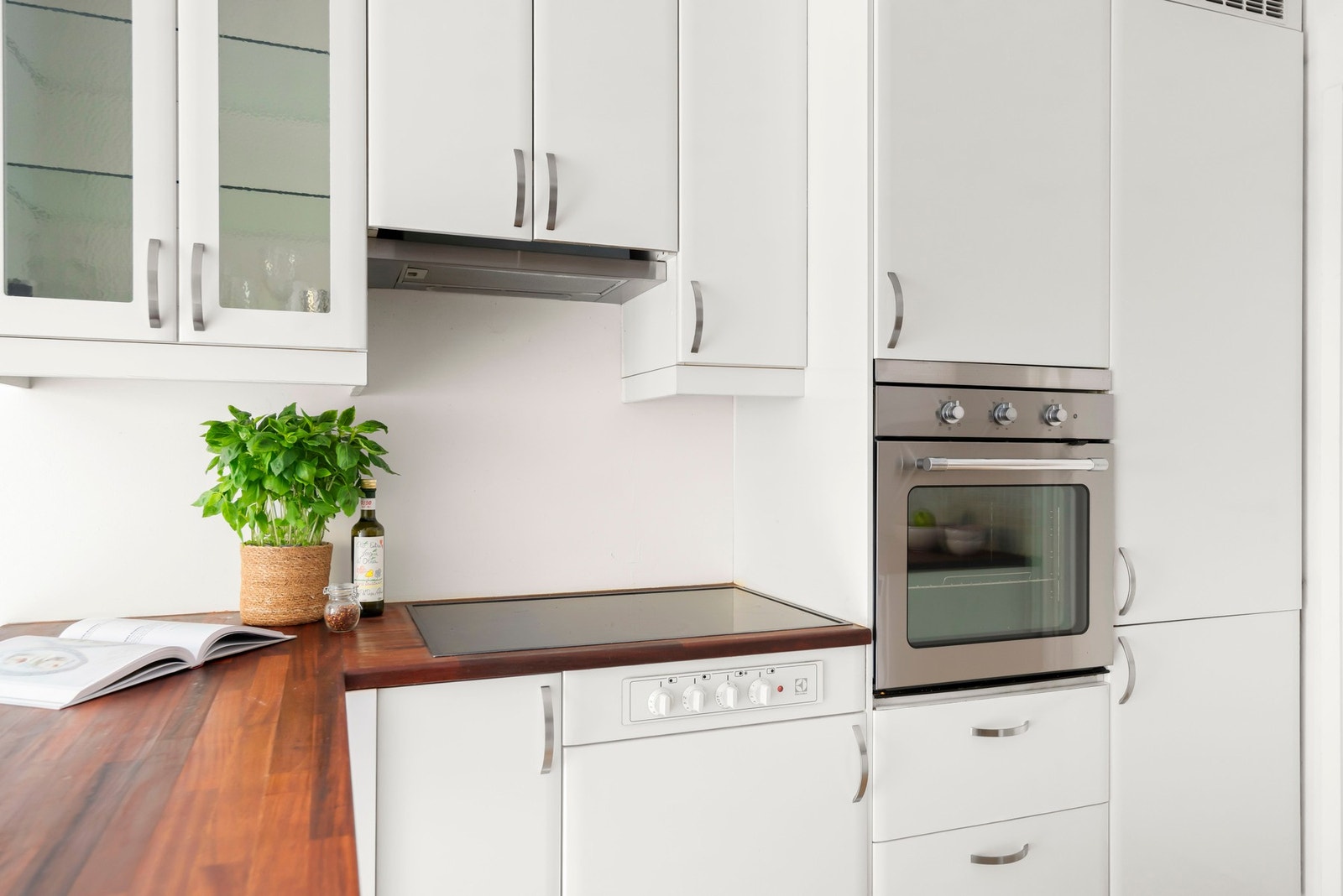 Et praktisk kjøkken som har godt med benkeplass og ovn i armhøyde. Benkeplaten er heltre og kan enkelt pusses Galleribilde