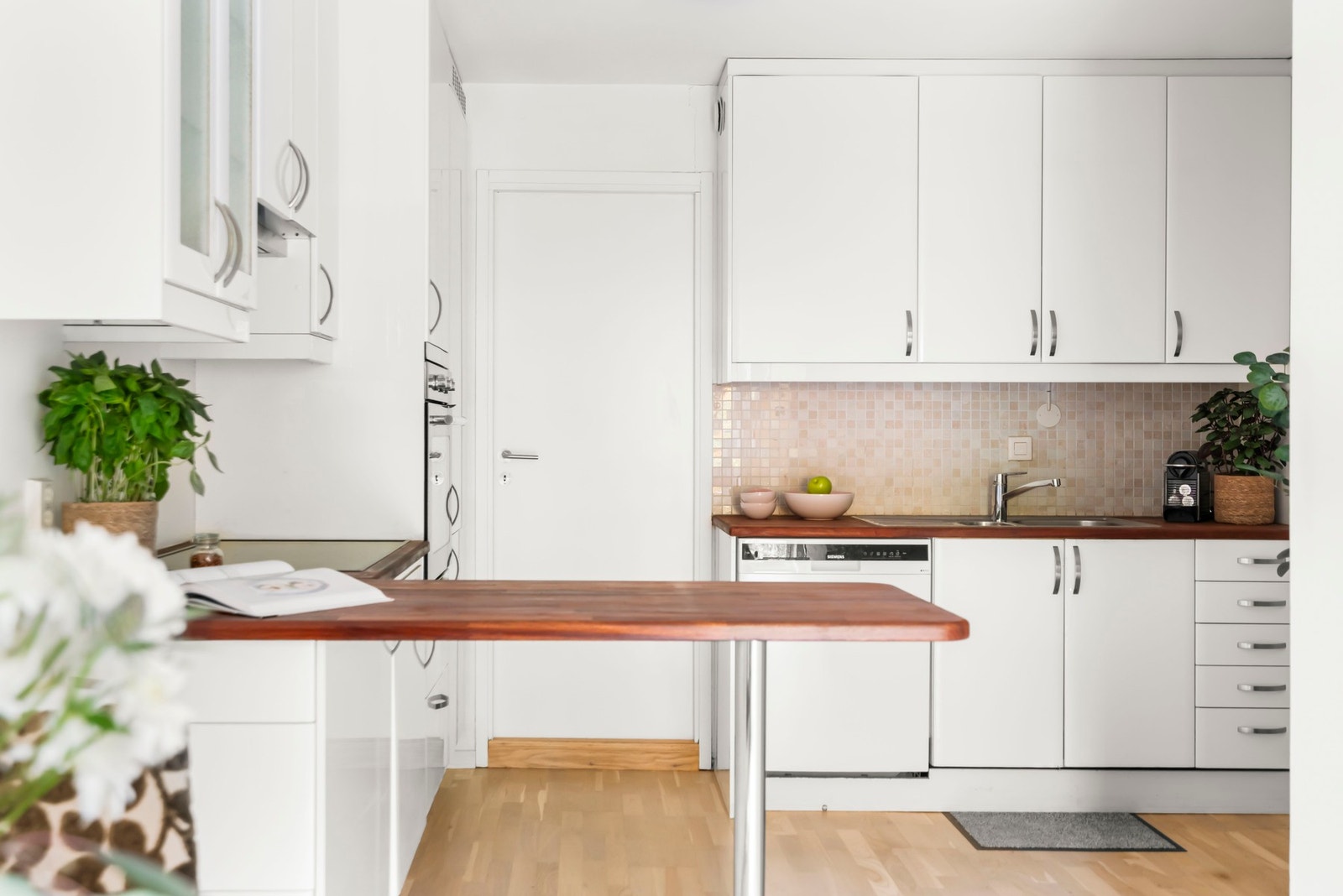 Et praktisk kjøkken som har godt med benkeplass og ovn i armhøyde. Benkeplaten er heltre og kan enkelt pusses Galleribilde