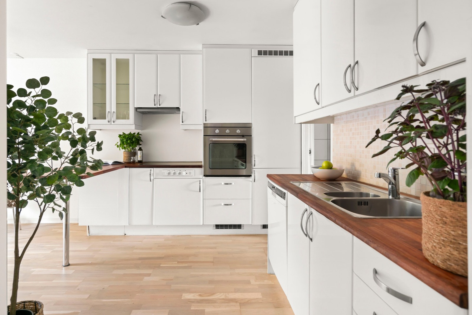 Et praktisk kjøkken som har godt med benkeplass og ovn i armhøyde. Benkeplaten er heltre og kan enkelt pusses Galleribilde