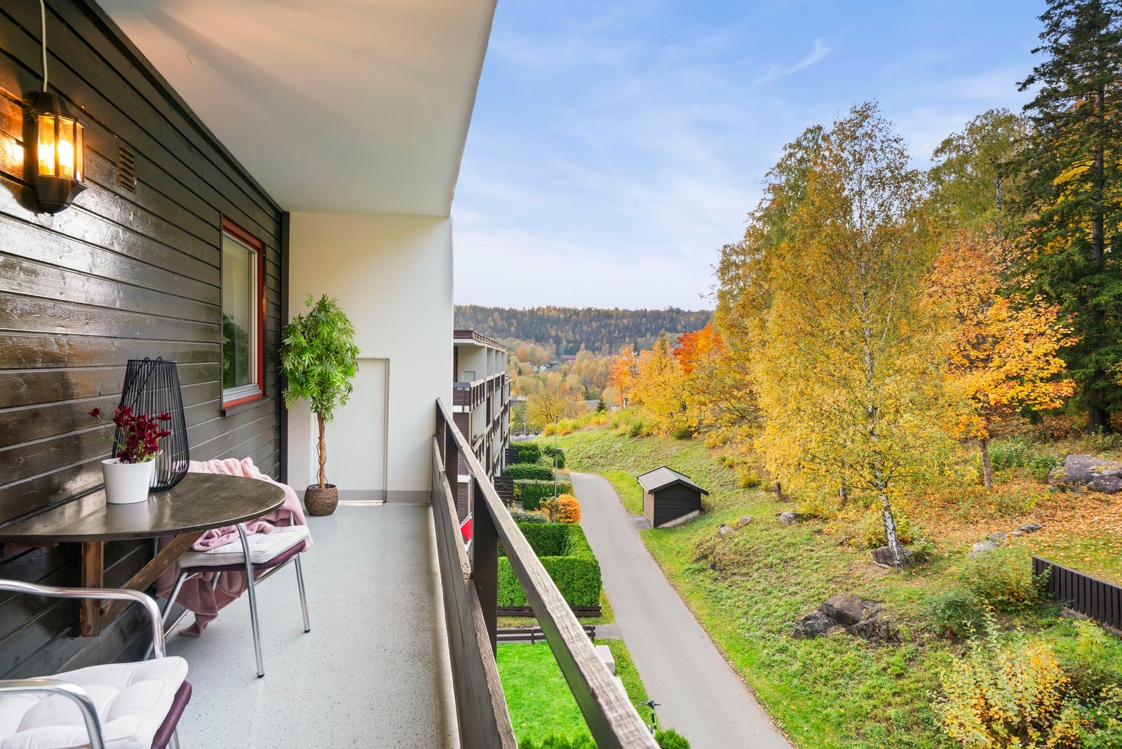 Fra kjøkken er det tilgang til balkong mot bakhage Galleribilde