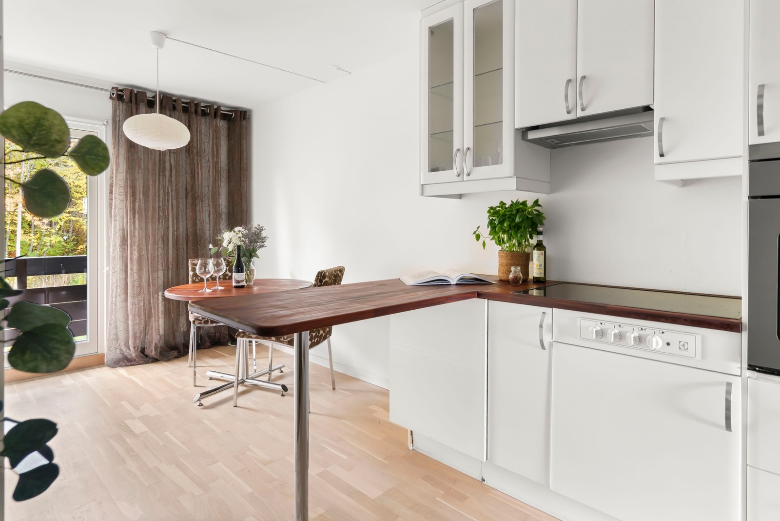 Kjøkkenet ligger i en egen sone så du kan holde matlaging adskilt, men her er det også egen spisestue Galleribilde