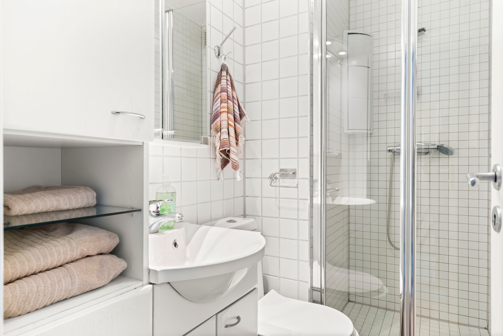 I boligen har du 2 bad. Det ene badet er med dusjsone, det andre med badekar Galleribilde