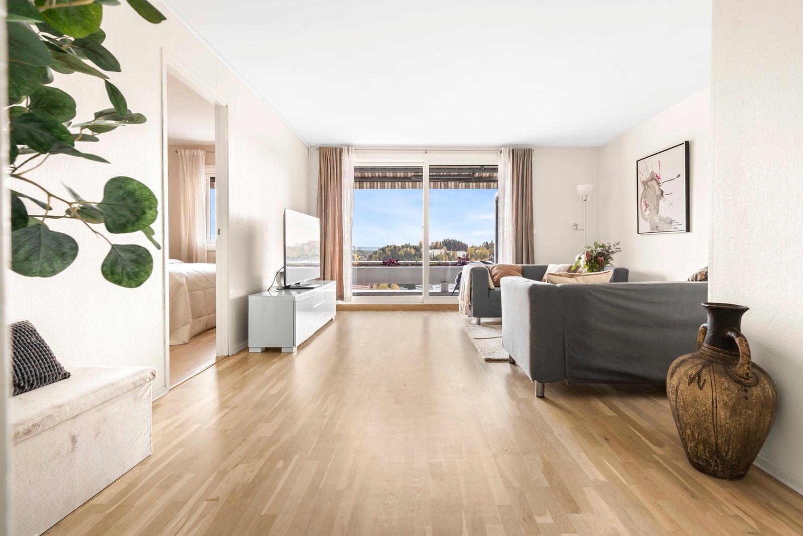 Stuen er åpen og romslig, men enkel å møblere Galleribilde