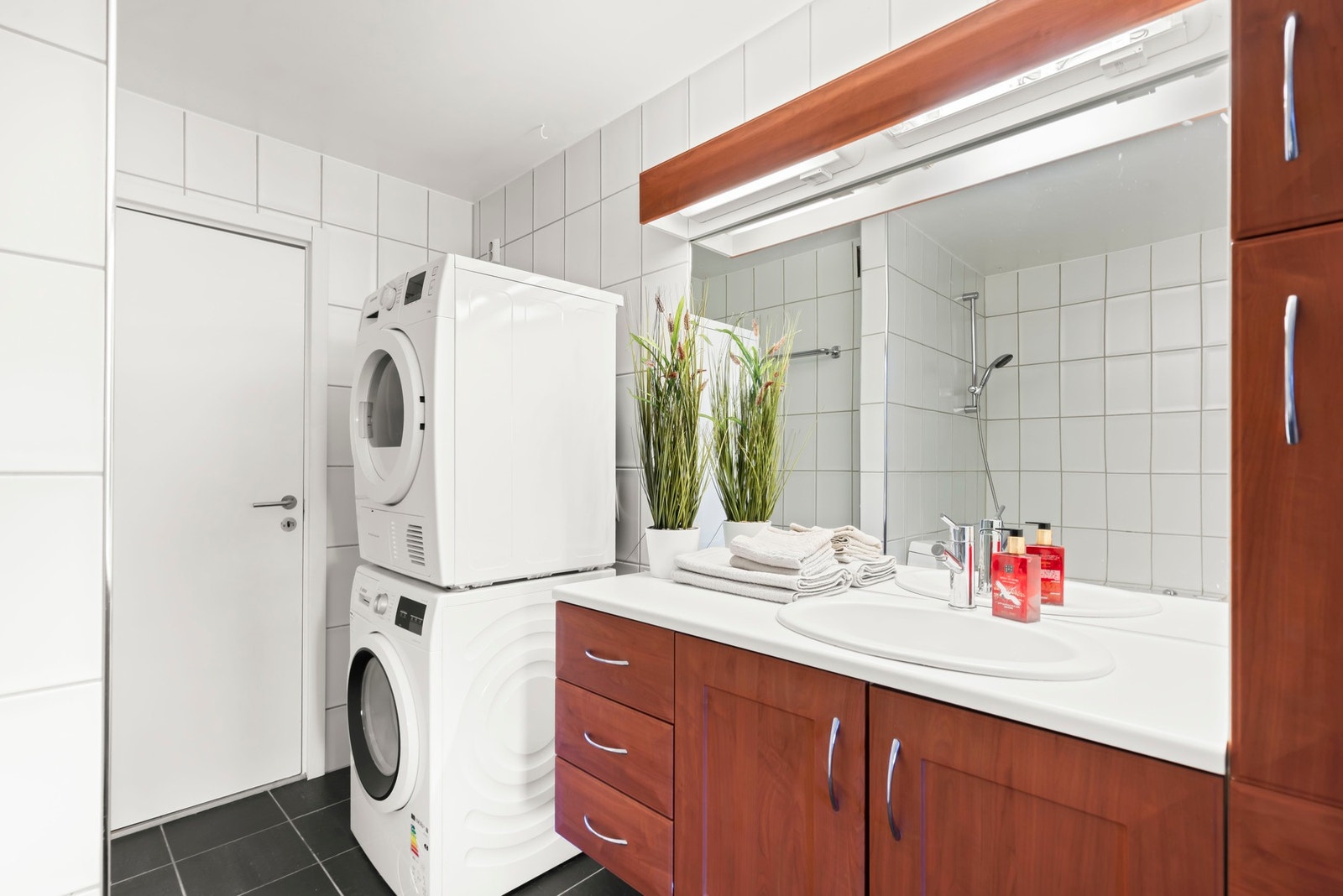 Det største badet har man tilgang til både via kjøkken eller hovedsoverom Galleribilde