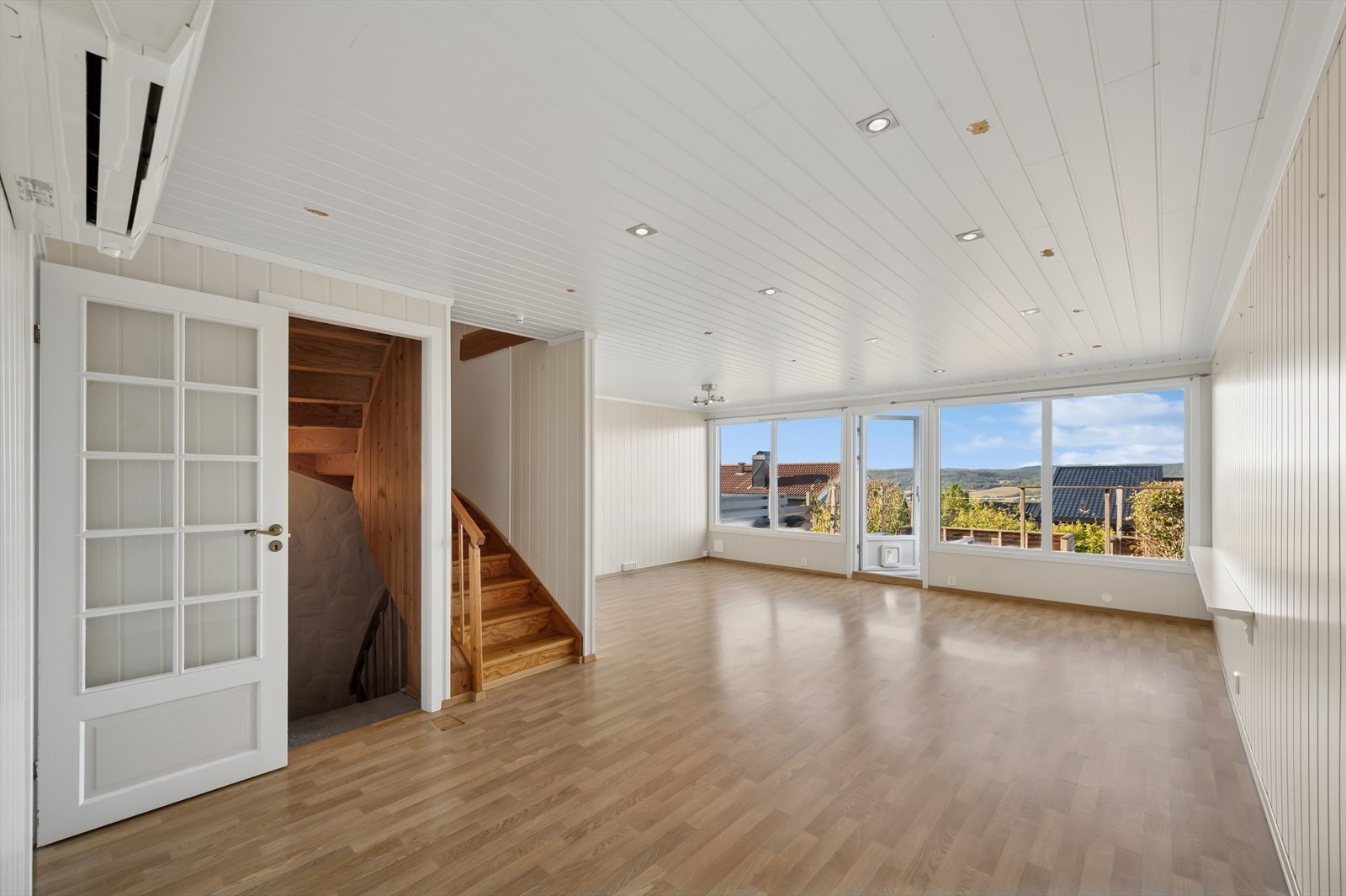 Vi beveger oss videre inn i en lys og innbydende stue. Galleribilde