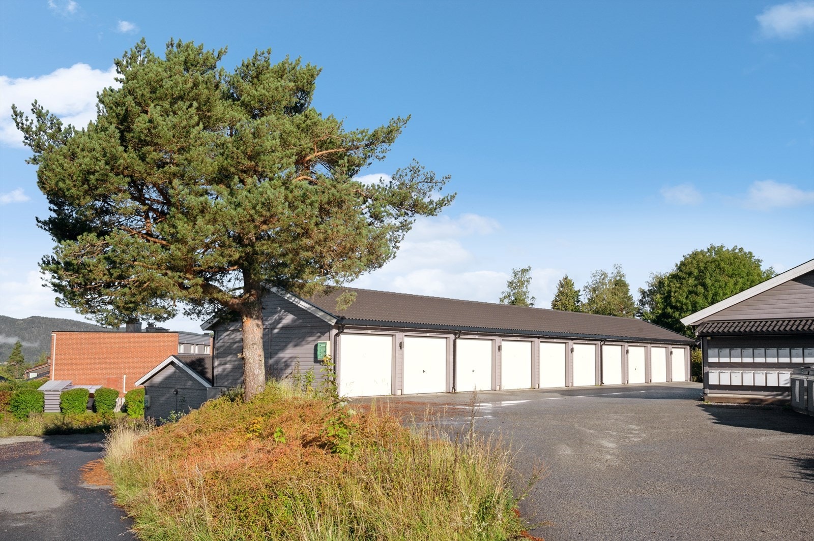 Med eiendommen følger det garasje i rekke. Galleribilde