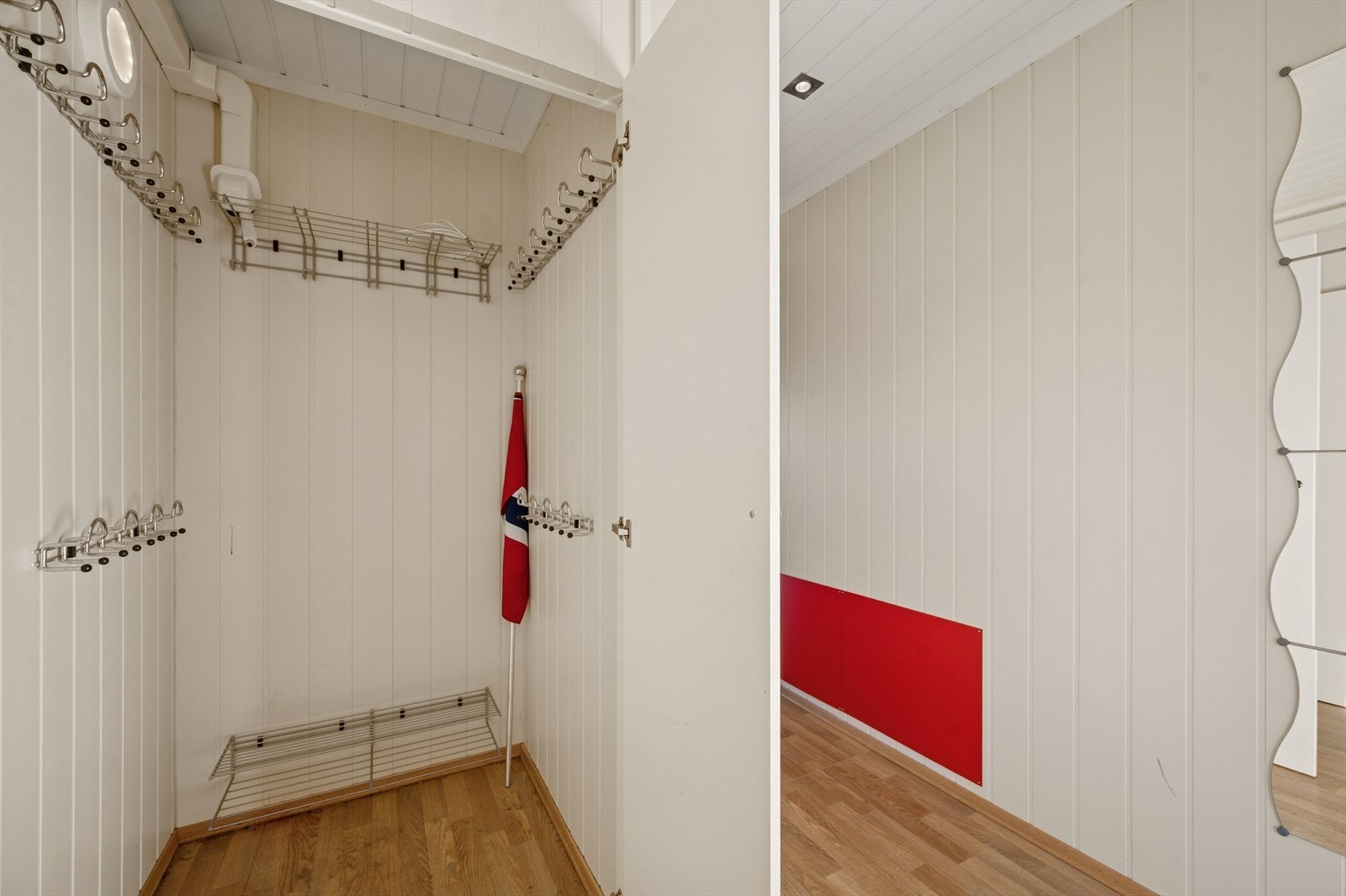 Her er det god plass for oppheng av yttertøy samt å sette fra seg sko. Galleribilde