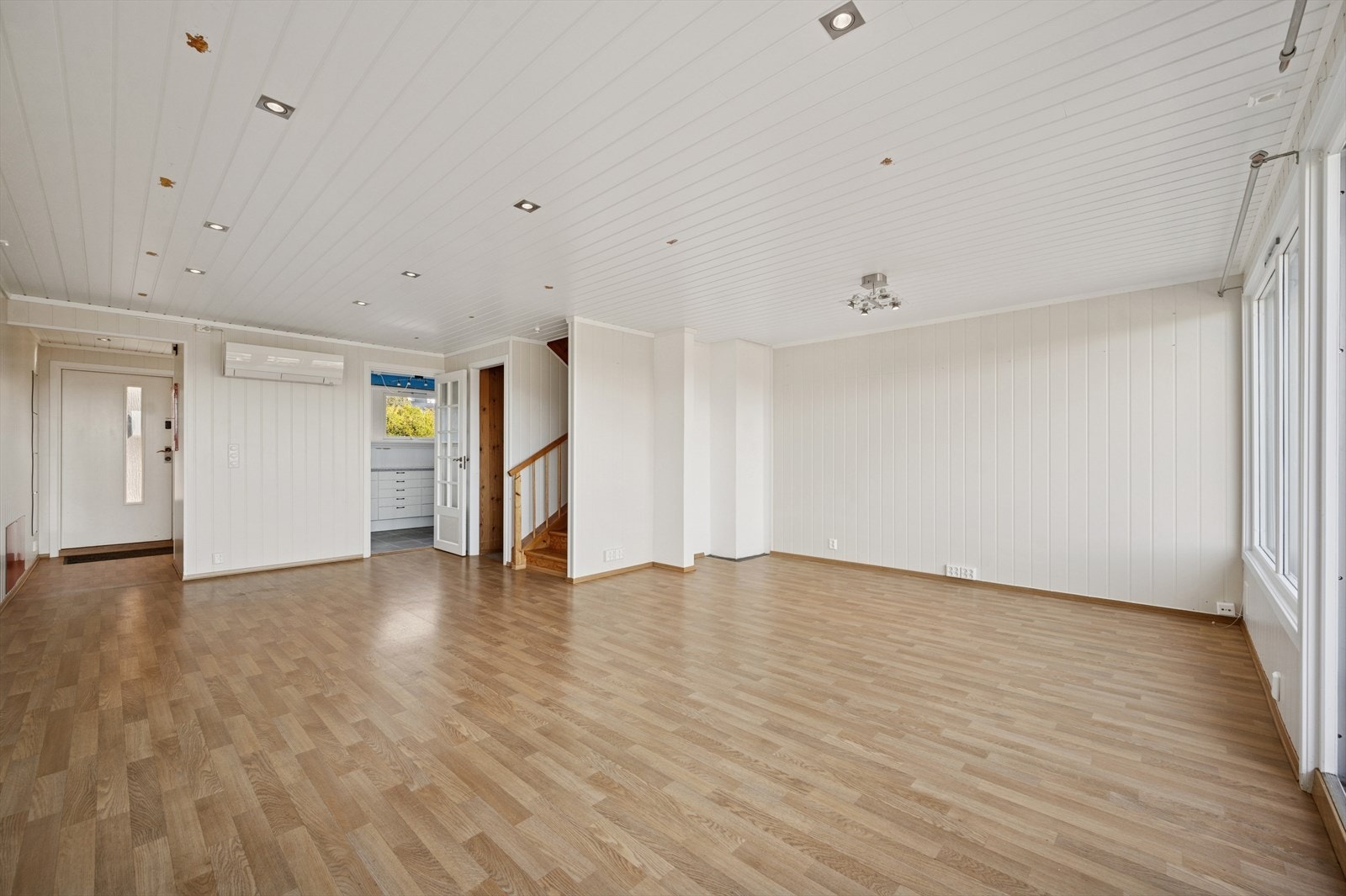 Flotte detaljer med downlights i tak. Det ble installert varmepumpe i 2014. Galleribilde