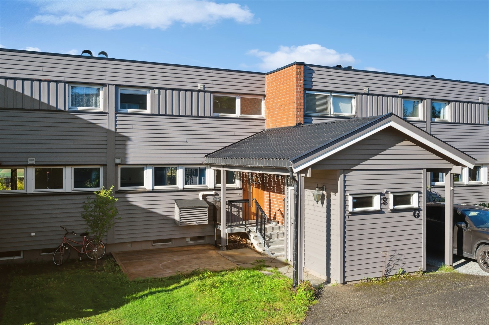 Rekkehus over tre plan med barnevennlig beliggenhet i Lier, nærmere bestemt Tranby. Galleribilde