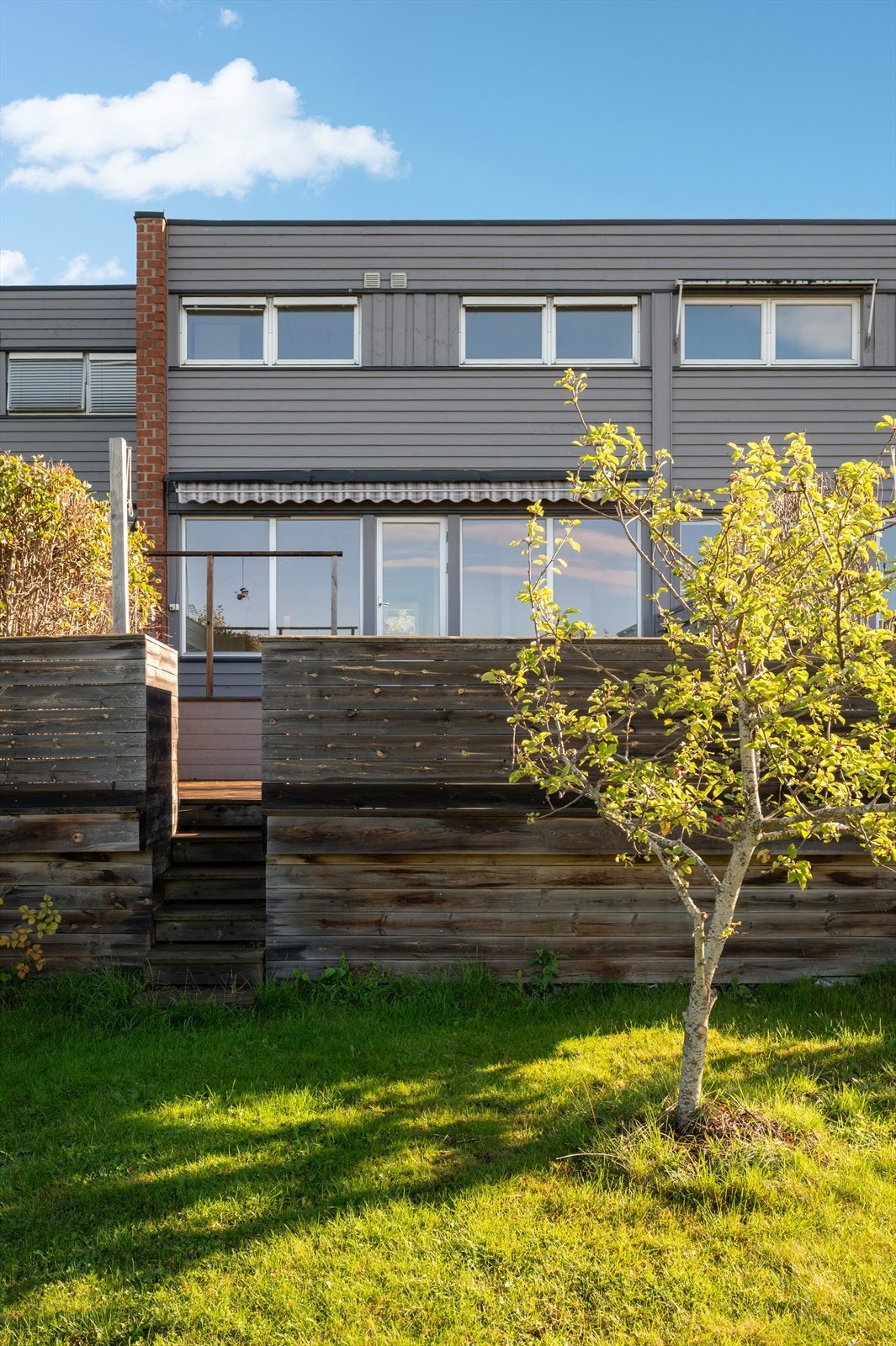 Videre nedgang til flott hage i front. Galleribilde