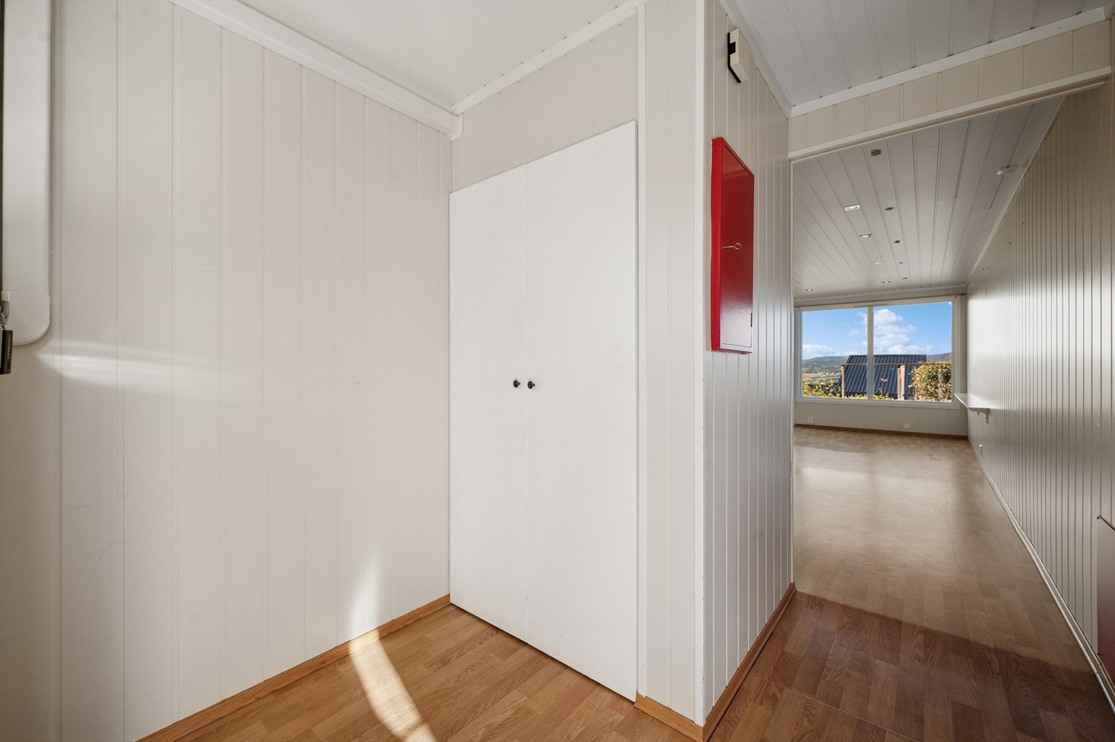 Lys og hyggelig entré med praktisk innebygget garderobeløsning. Galleribilde