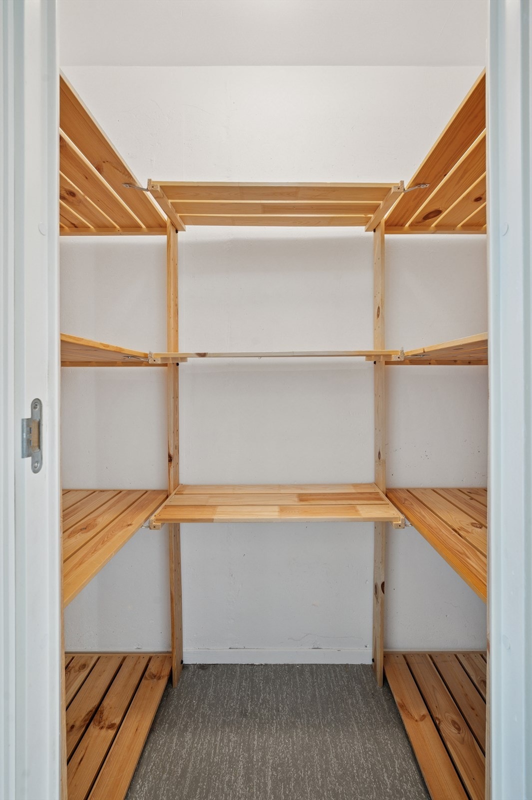 Rikelig med bodplass i kjeller, fordelt på 3. stk boder. Galleribilde