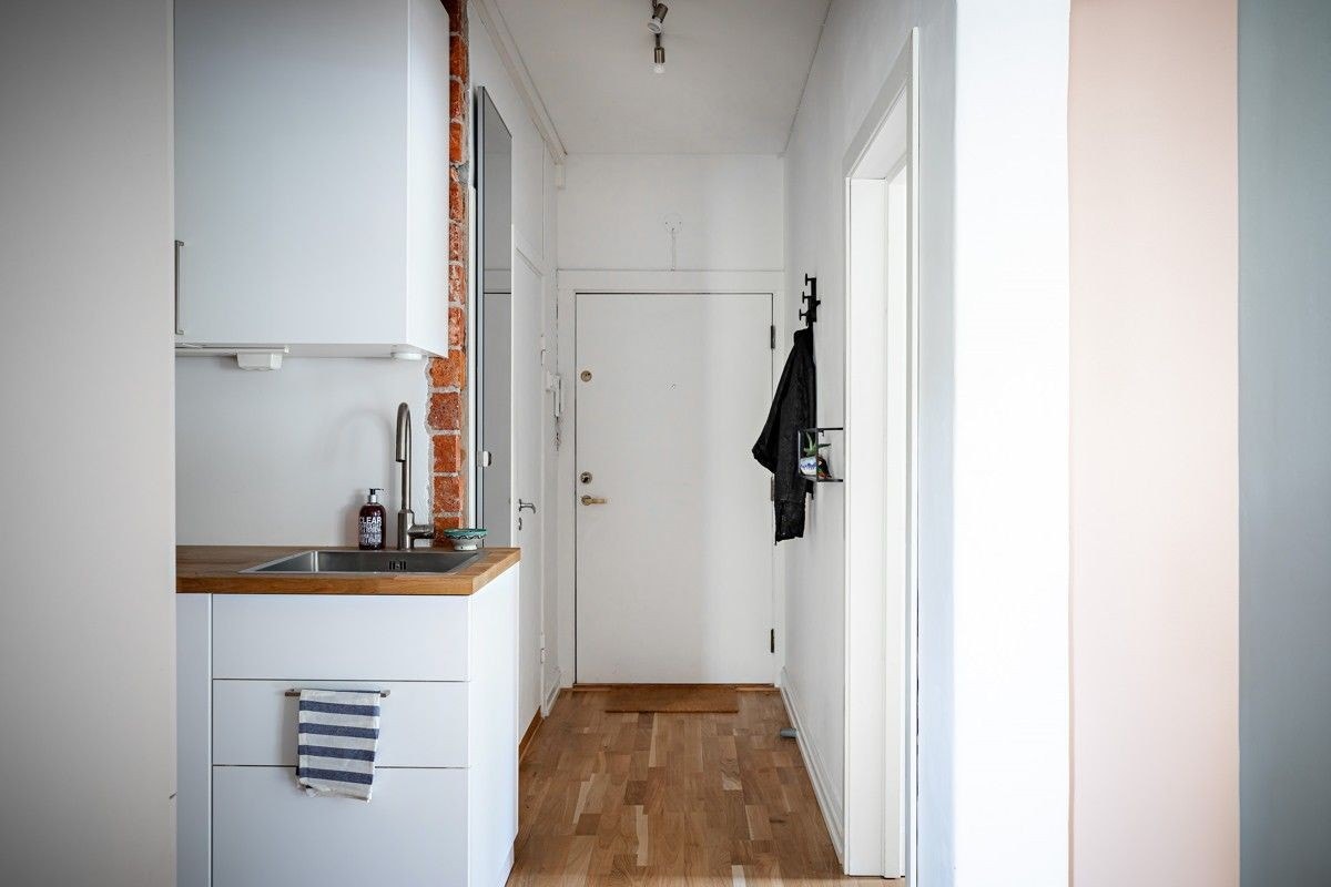 Velkommen inn! Entre med plass til oppheng av klær og sko Galleribilde