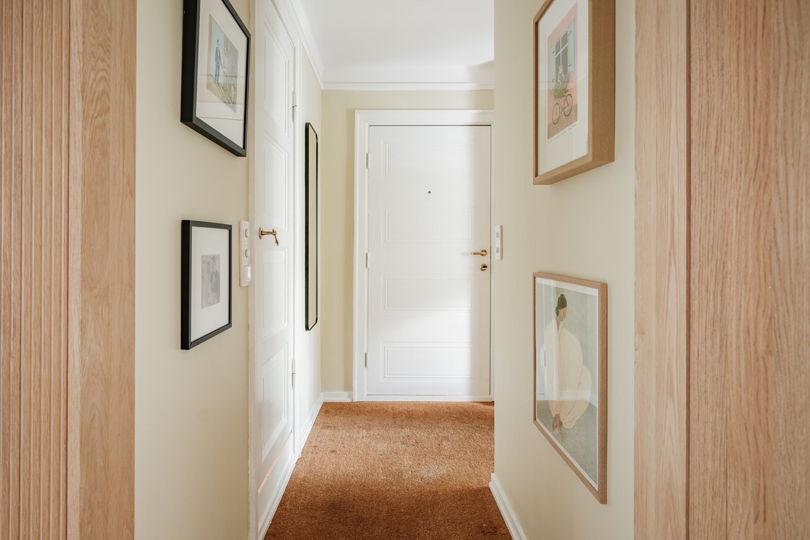 I gangen er det lagt et praktisk gulvteppe som gjør at man trygt kan ta av seg skoene inne både sommer og vinter. Galleribilde