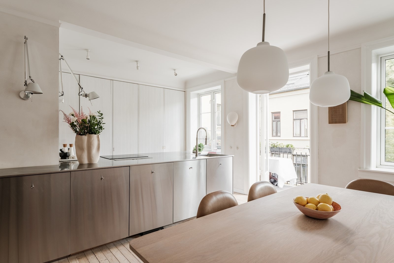 Kjøkkenet ble pusset opp i 2018 og kombinerer funksjonalitet og design. Galleribilde