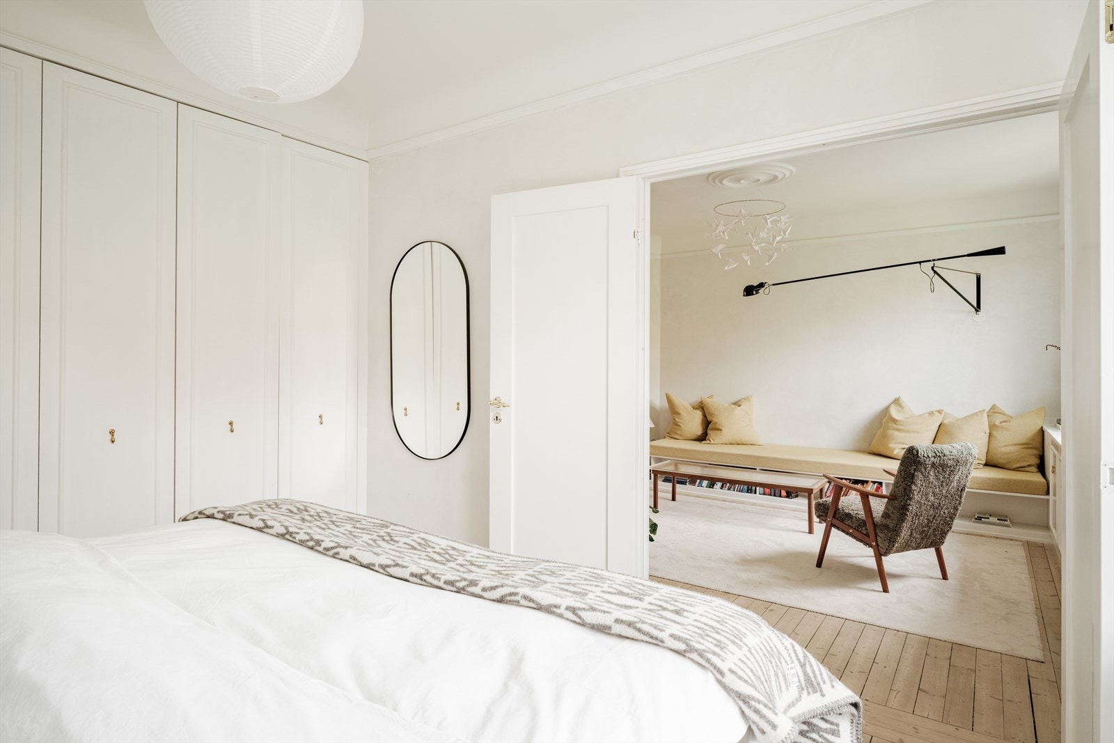 Hovedsoverommet ligger vendt mot enveiskjørt gate, og har god plass til dobbeltseng og tilhørende møblement. Galleribilde