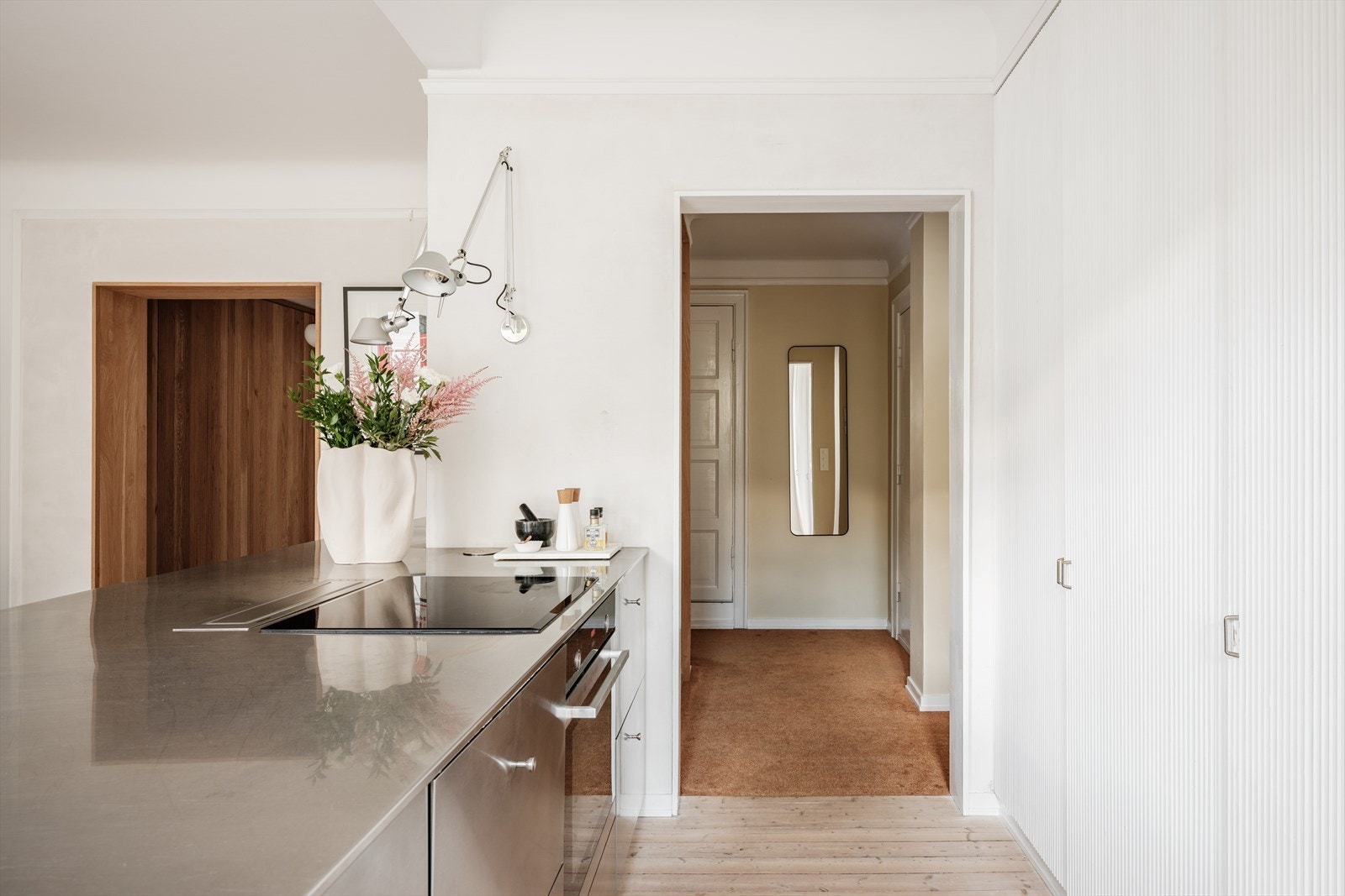 Trådløs komfyrvakt montert i himling over koketopp. Galleribilde