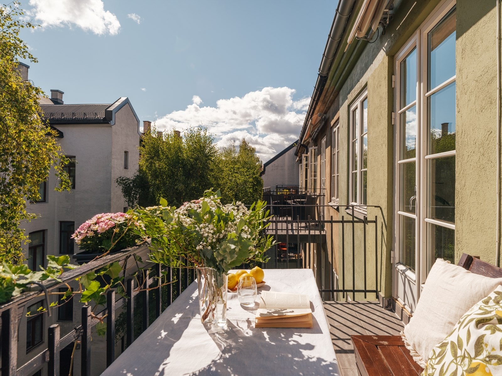 Hyggelig utsikt nedover det indre gårdsrommet. Her bor man høyt og fritt, men fritt utsyn. Galleribilde