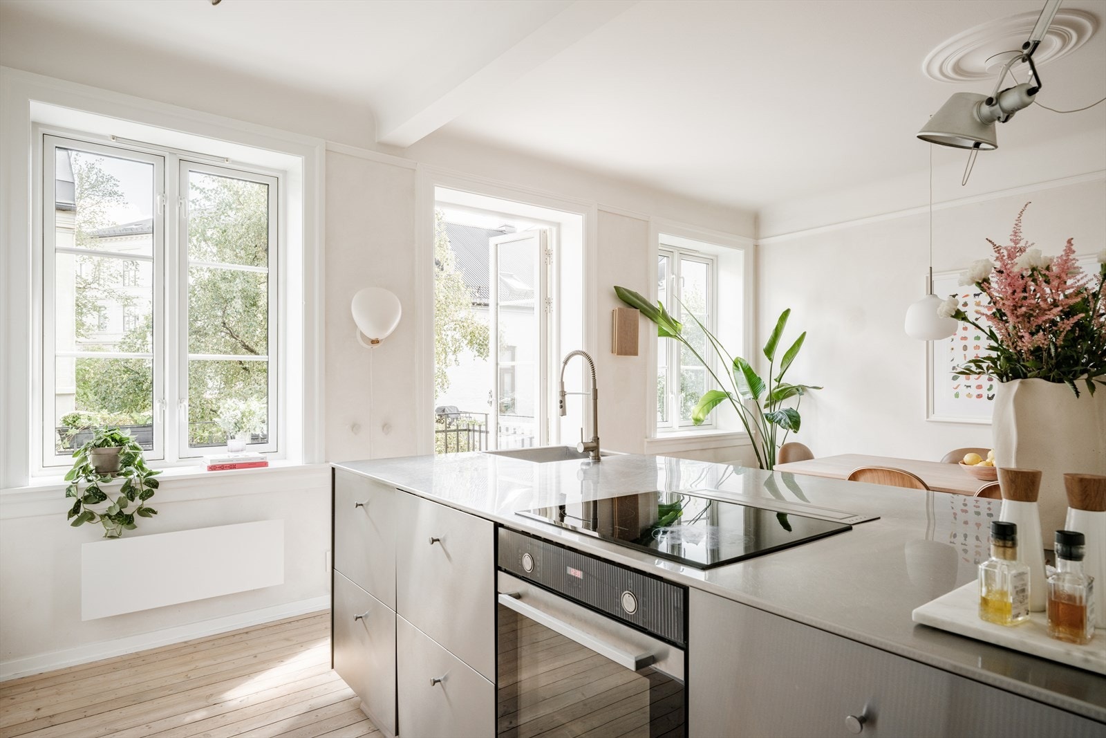 Leiligheten har kvalitetsbevisste farge- og materialvalg som byr på en perfekt balanse mellom stil og funksjonalitet. Galleribilde