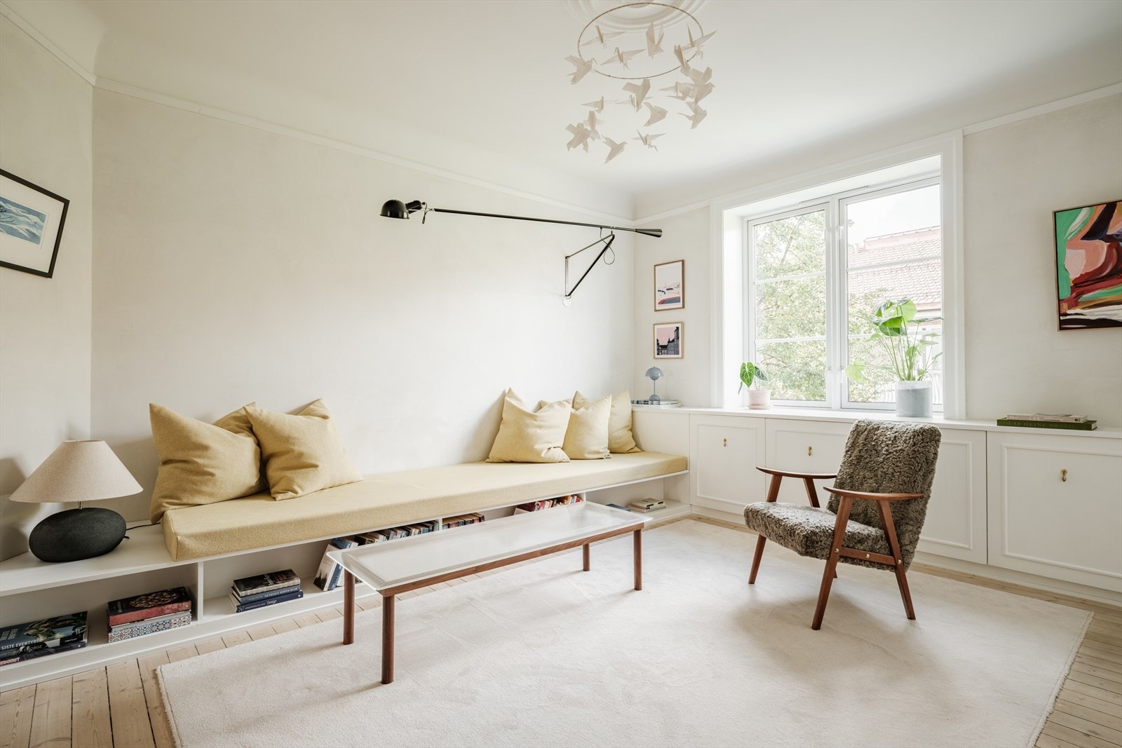 Leiligheten har store vindusflater gir fine lysforhold. Galleribilde