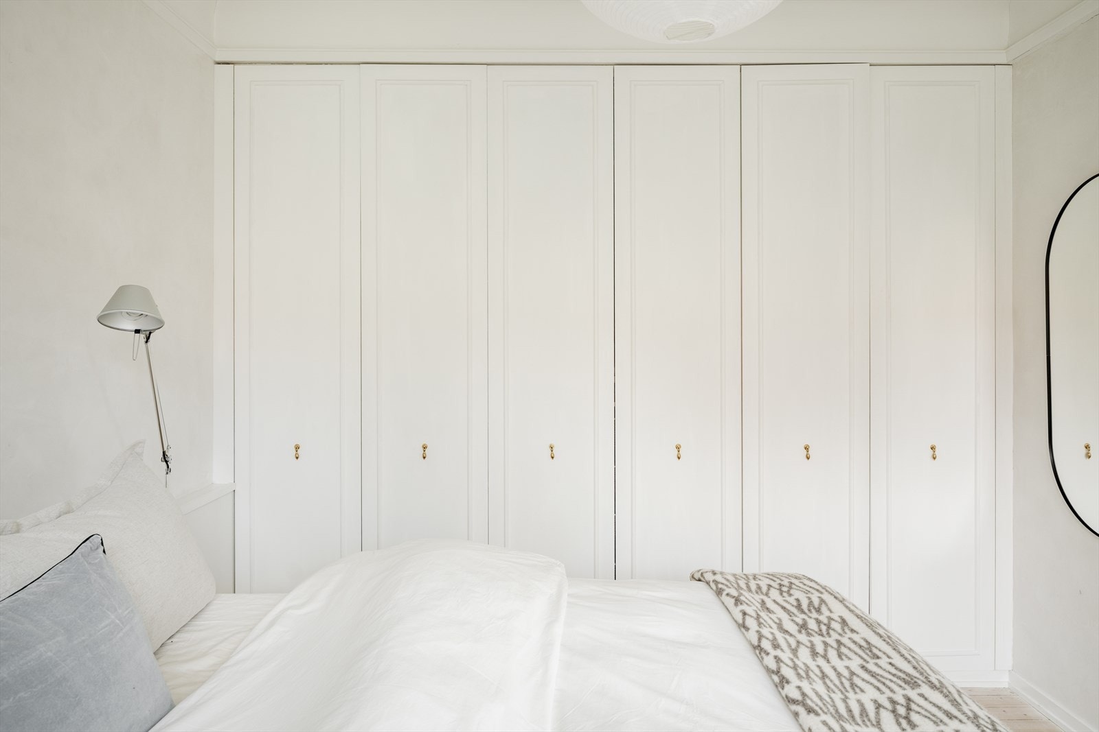 Her er det gode oppbevaringsmuligheter i plassbygget garderobeskap. Galleribilde