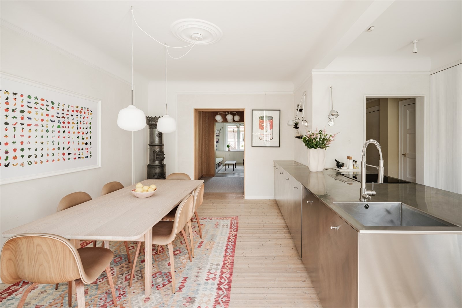 Et hyggelig samlingssted for familie og venner. Alternativt kan man lage et soverom/kontor her, og bruke hallen som spisestue. Galleribilde