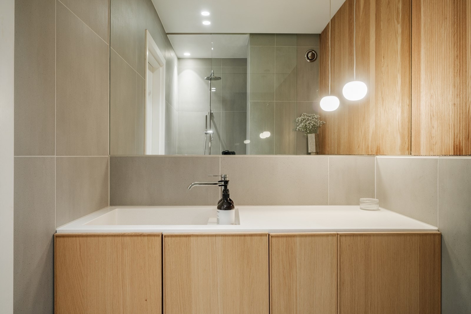 Rommet er innredet med vegghengt toalett, regndusj, heldekkende servant med underskap og integrert speil. Galleribilde