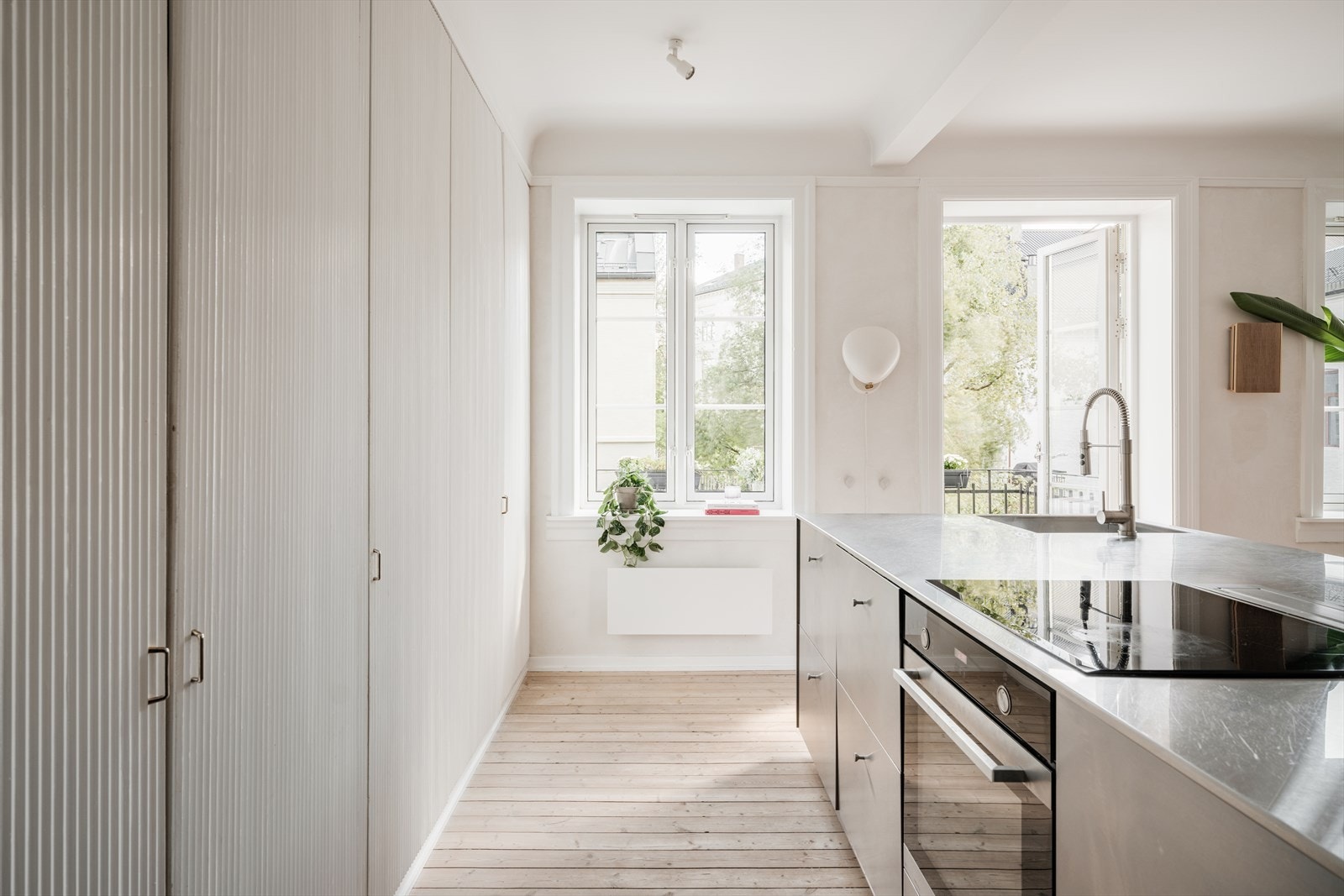 Plassbygde høyskap med heltrefronter fra Svenneby Sag. Legg merke til alt det naturlige lyset som kommer inn de store vindusflatene. Galleribilde