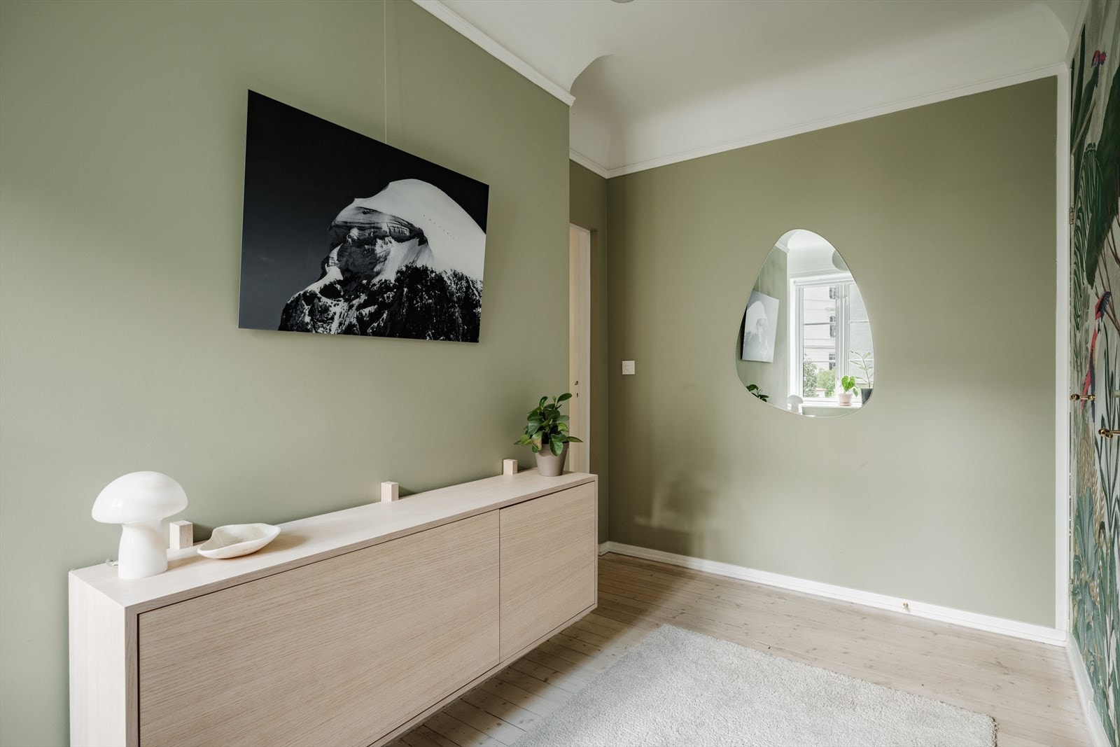 Den vegghengte hyllen (medfølger ikke) på bildet her fungerer som et skrivebord, så dette rommet har flere bruksmuligheter som kontor, gjesterom, soverom eller barnerom. Galleribilde