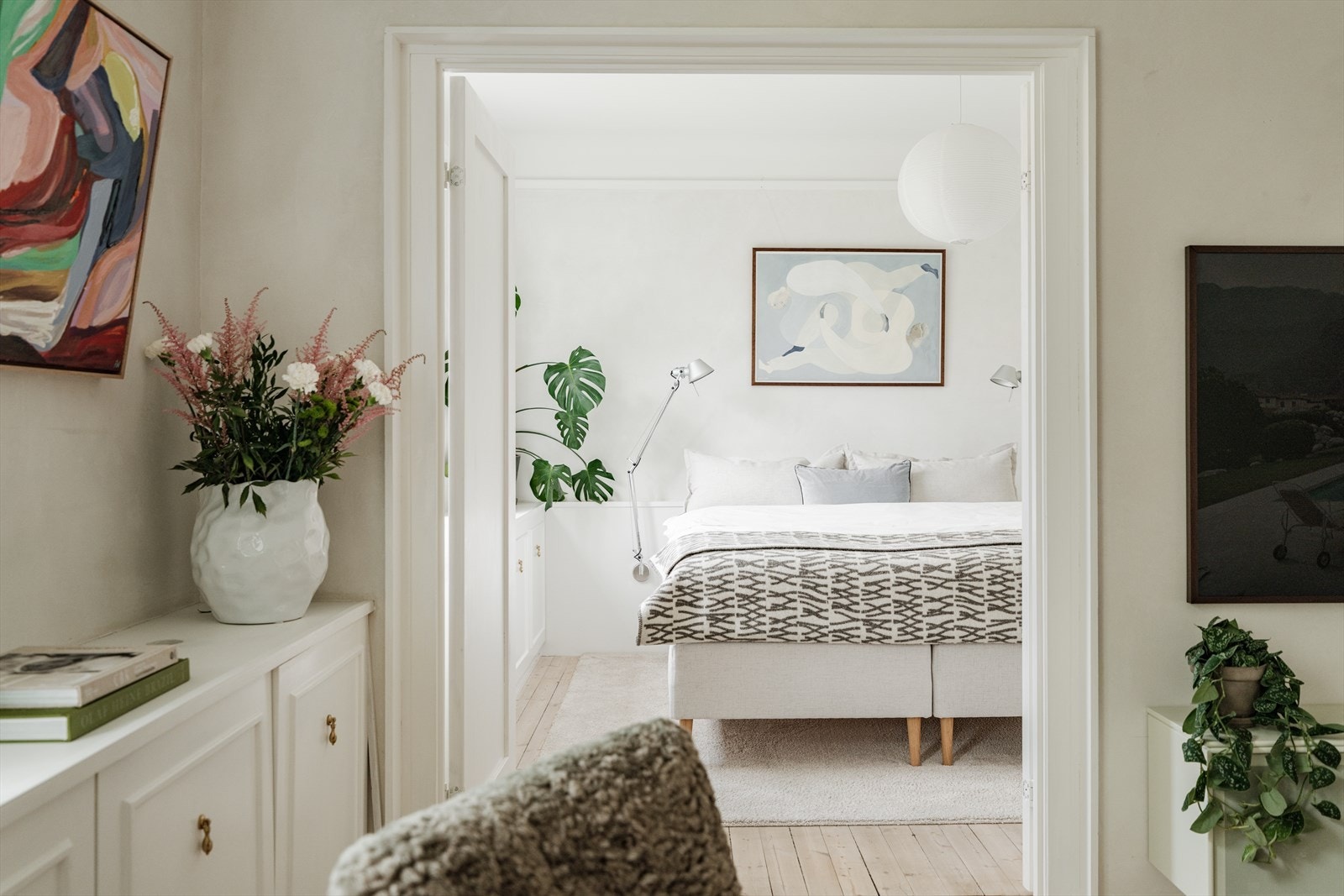 Inngang til hovedsoverom fra stuen. Doble fløydører som kan åpnes/lukkes etter ønske. Galleribilde