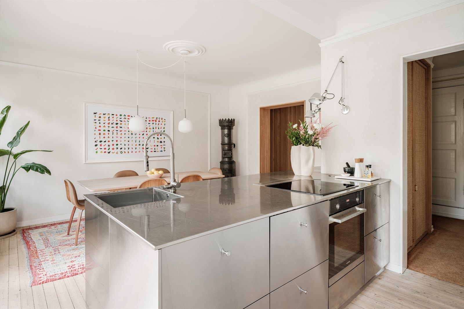 Videre inneholder kjøkkenet integrert induksjonstopp med avtrekksventilator, stekeovn, oppvaskmaskin og kjøleskap. Galleribilde