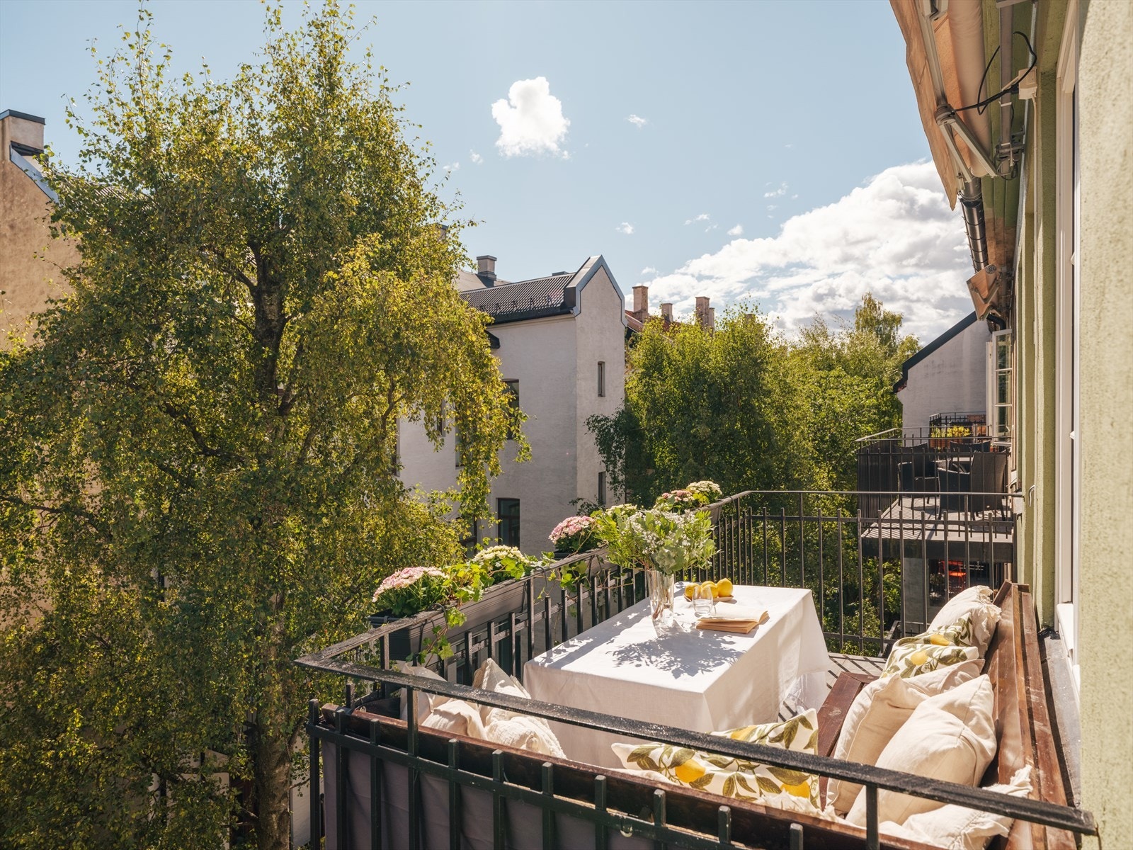 Balkongen er sydøstvendt med sol fra tidlig morgen til ca. kl. 15:00-16:00 på sommerstid. Om kvelden er det svalt og deilig her, perfekt for middager og sene sommerkvelder! Galleribilde