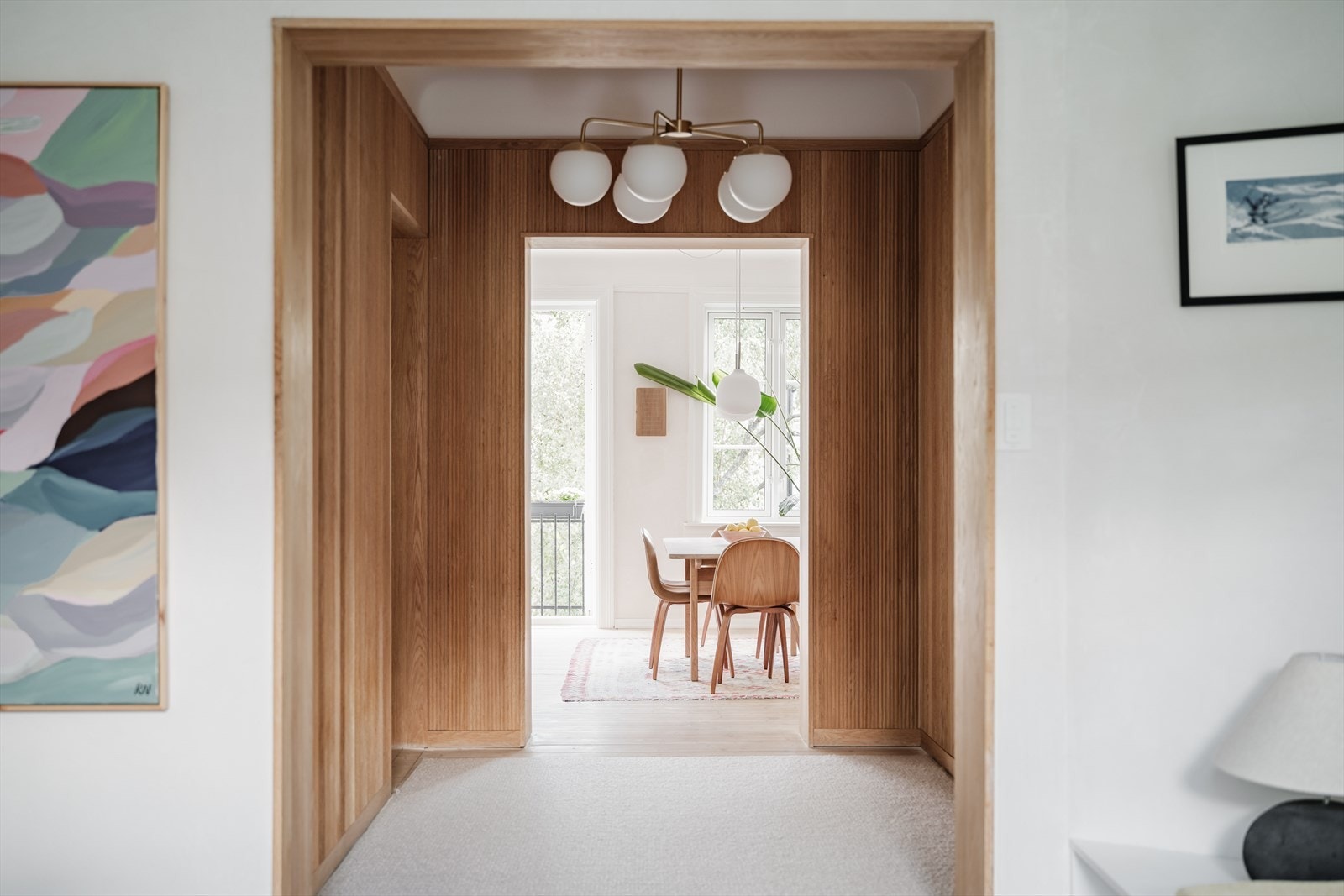 Mellomgang/hall med vakker garderobeinnredning og vegger panelt i heltre eik. Galleribilde