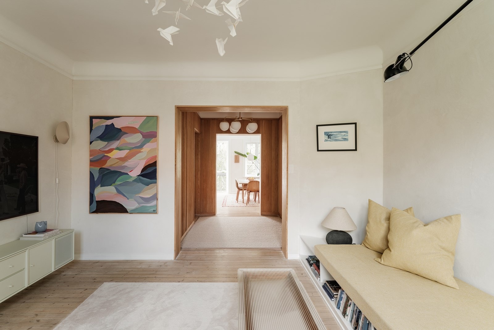 Stue med delikate fargevalg og plassbygget sittebenk som medfølger. Galleribilde