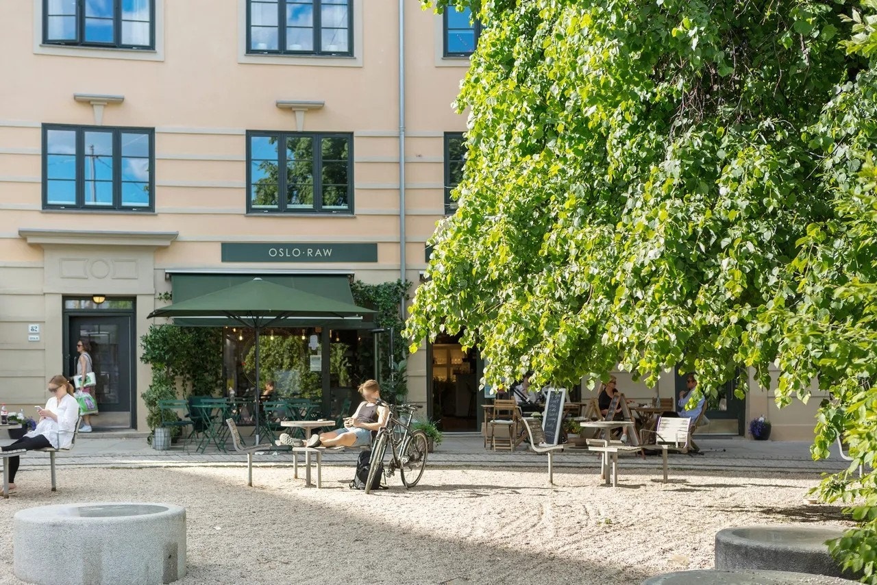 Adamstuen er kjent for sitt populære boligområde og hyggelige kaféer og nisjebutikker. Galleribilde